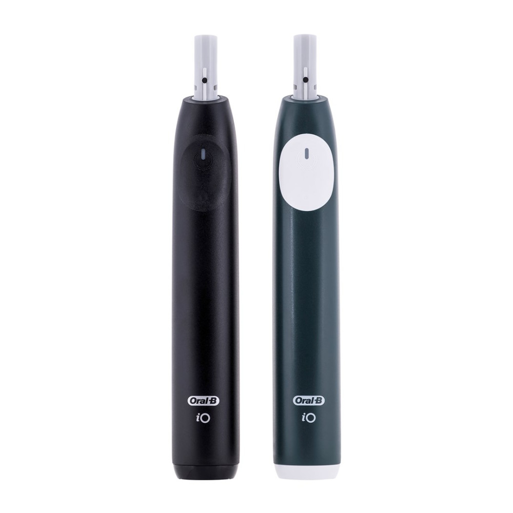 Due spazzolini elettrici: uno nero, uno verde acqua. Entrambi hanno testine grigie e il logo Oral-B iO. Uno ha un bottone bianco.