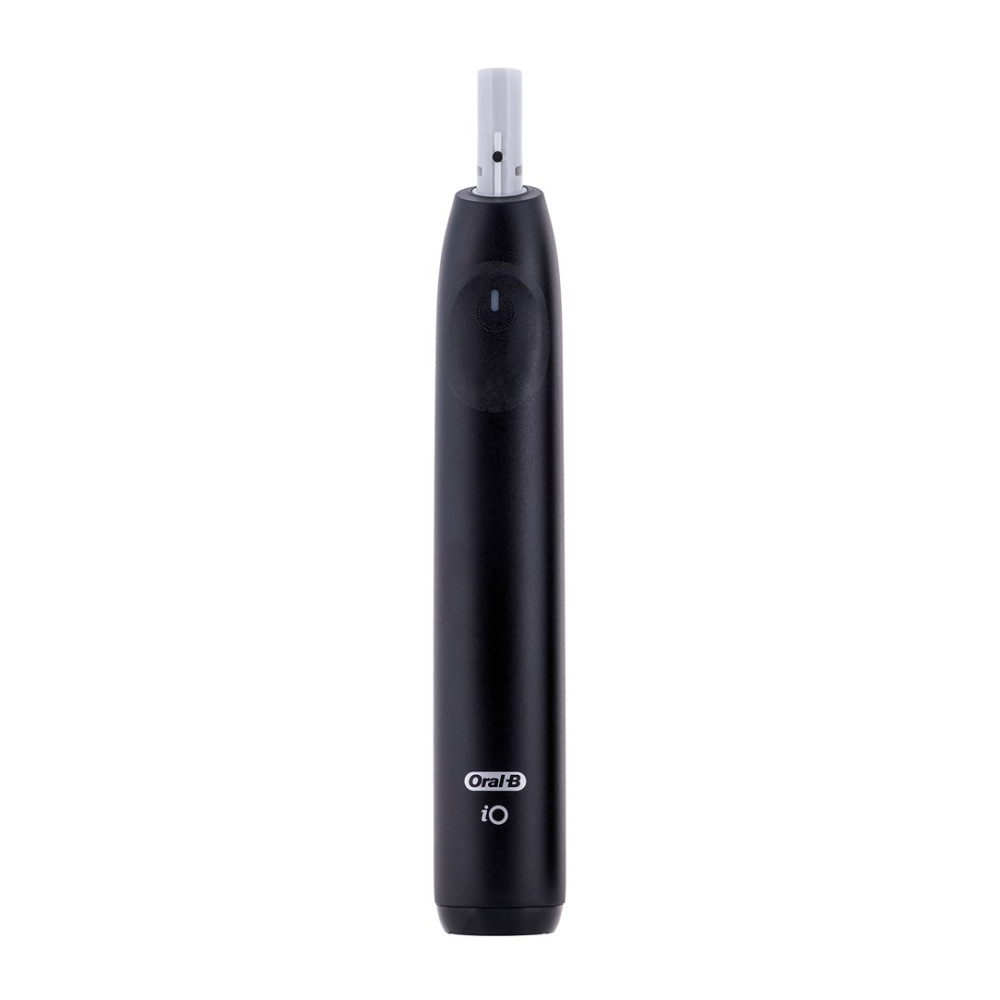Uno spazzolino elettrico nero Oral-B iO in posizione verticale. La testina è bianca. Lo sfondo è bianco.
