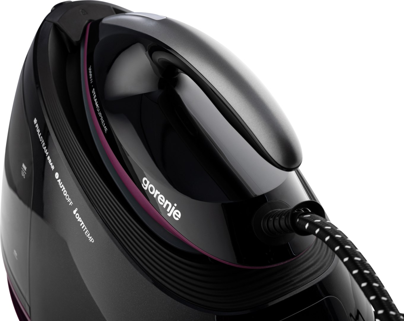 Zbliżenie czarno-szarego żelazka parowego Gorenje. Żelazko znajduje się na białym tle. Uchwyt jest szary, a korpus żelazka czarny.