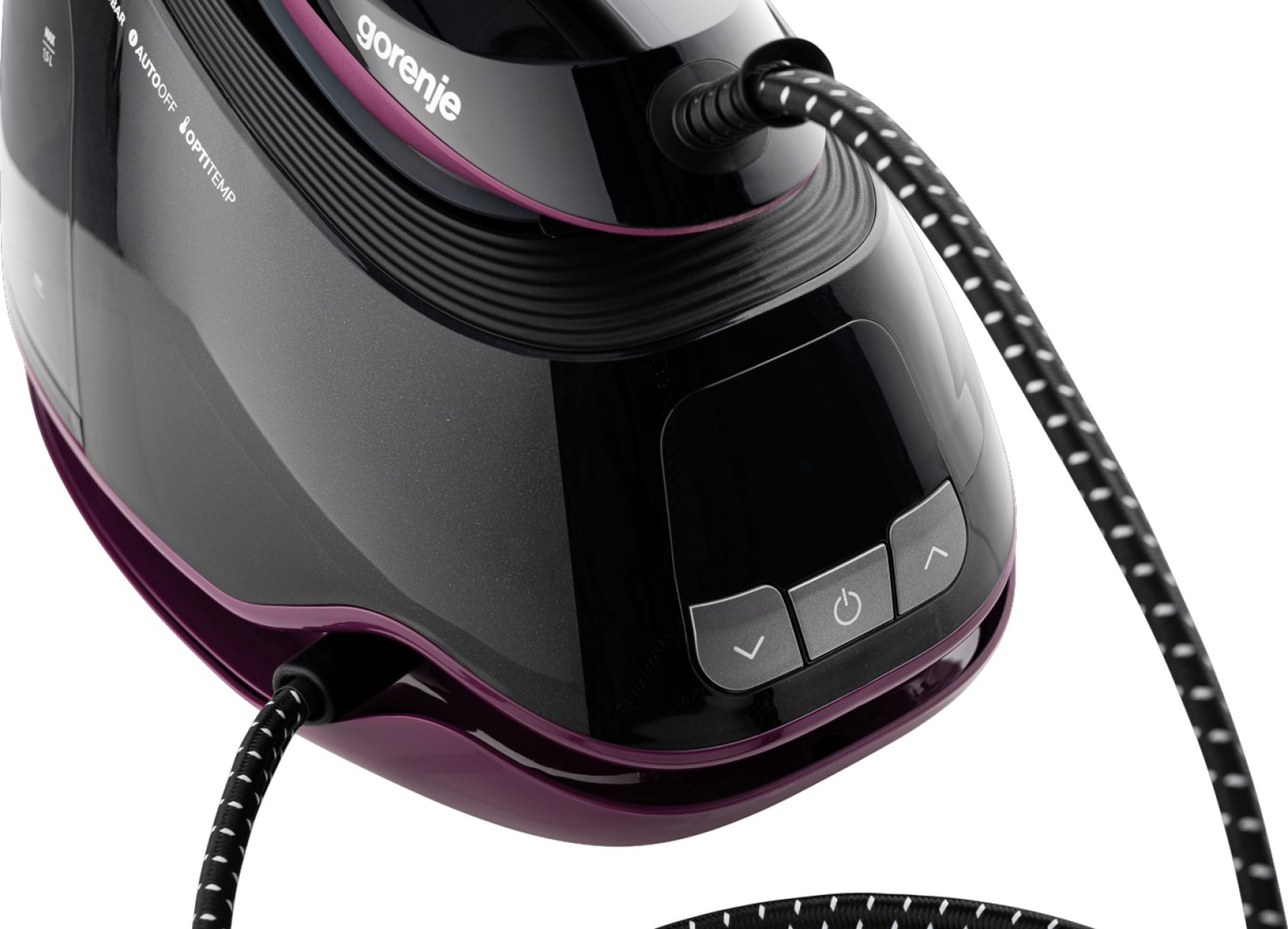 Zbliżenie czarnego i fioletowego żelazka parowego z białymi kropkowanymi przewodami i przyciskami sterowania.