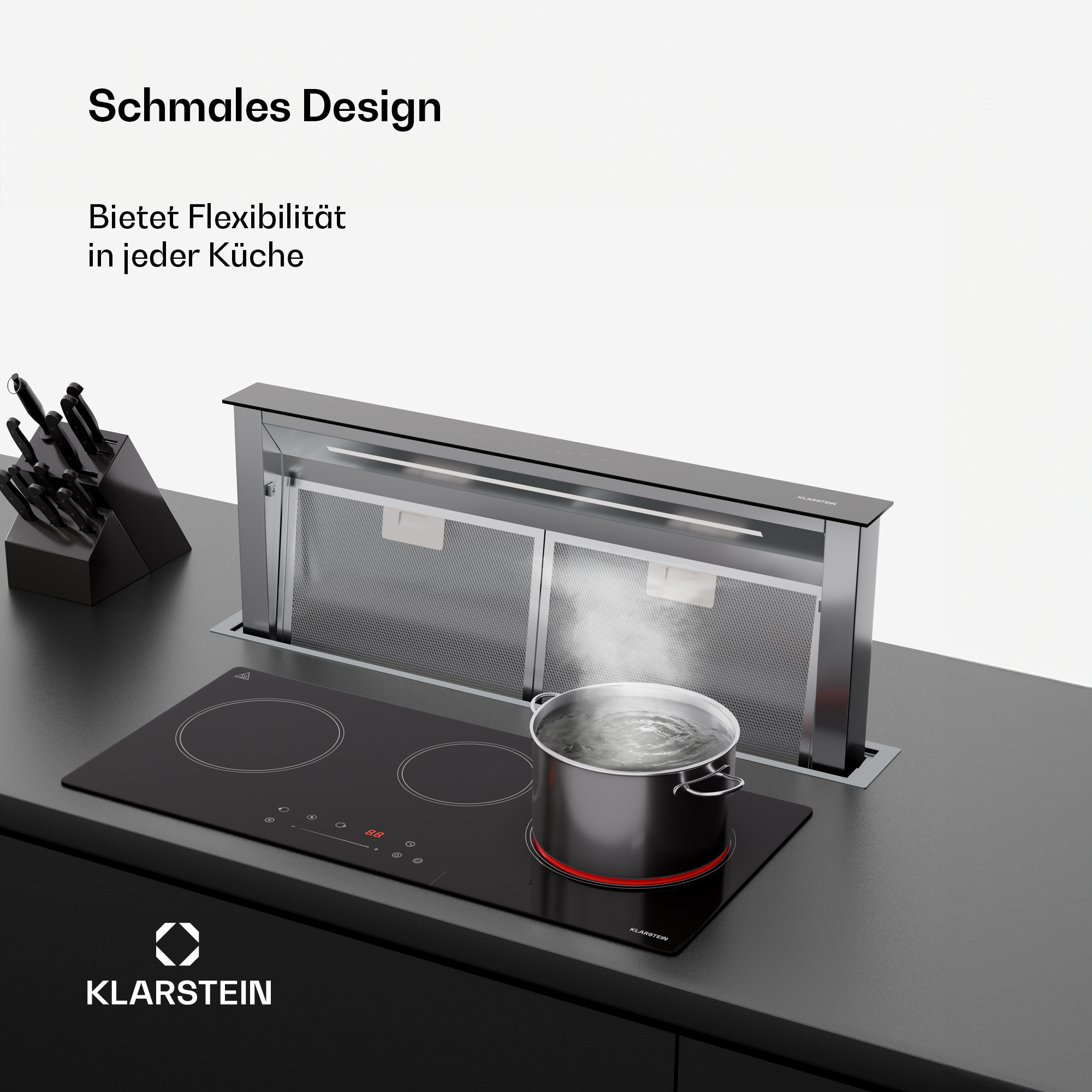 Moderne Küche mit schwarzem Kochfeld, Kochtopf mit kochendem Wasser und ausfahrbarer Dunstabzugshaube. Messer links.