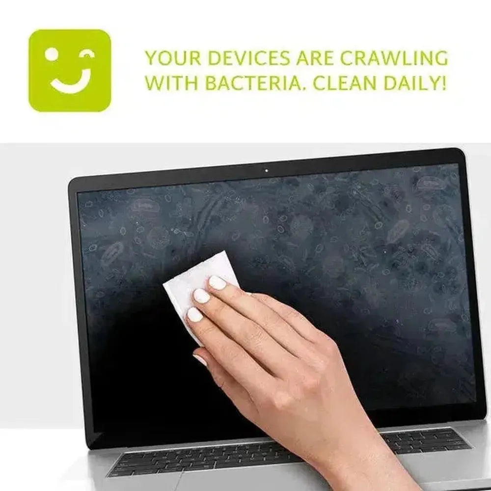 Een hand reinigt een vuil laptopscherm met een witte doek. Tekst erboven zegt: 'Uw apparaten krioelen van bacteriën. Reinig dagelijks!'