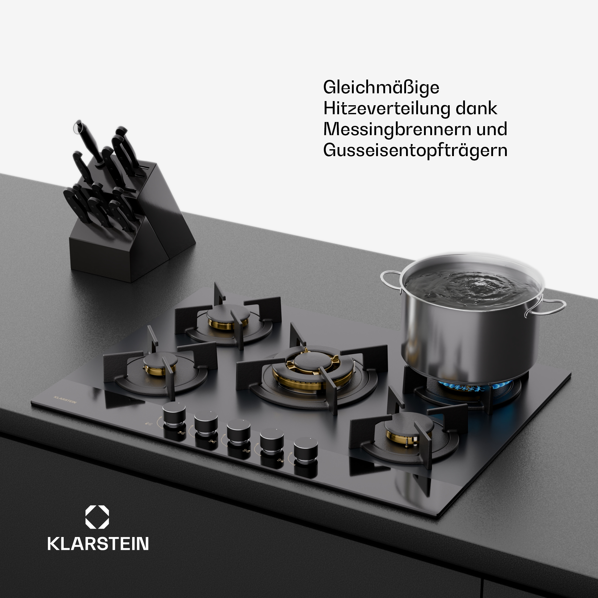 Schwarzes Kochfeld mit einem Topf mit kochendem Wasser. Messer in einem Block links. Goldene und schwarze Brenner.