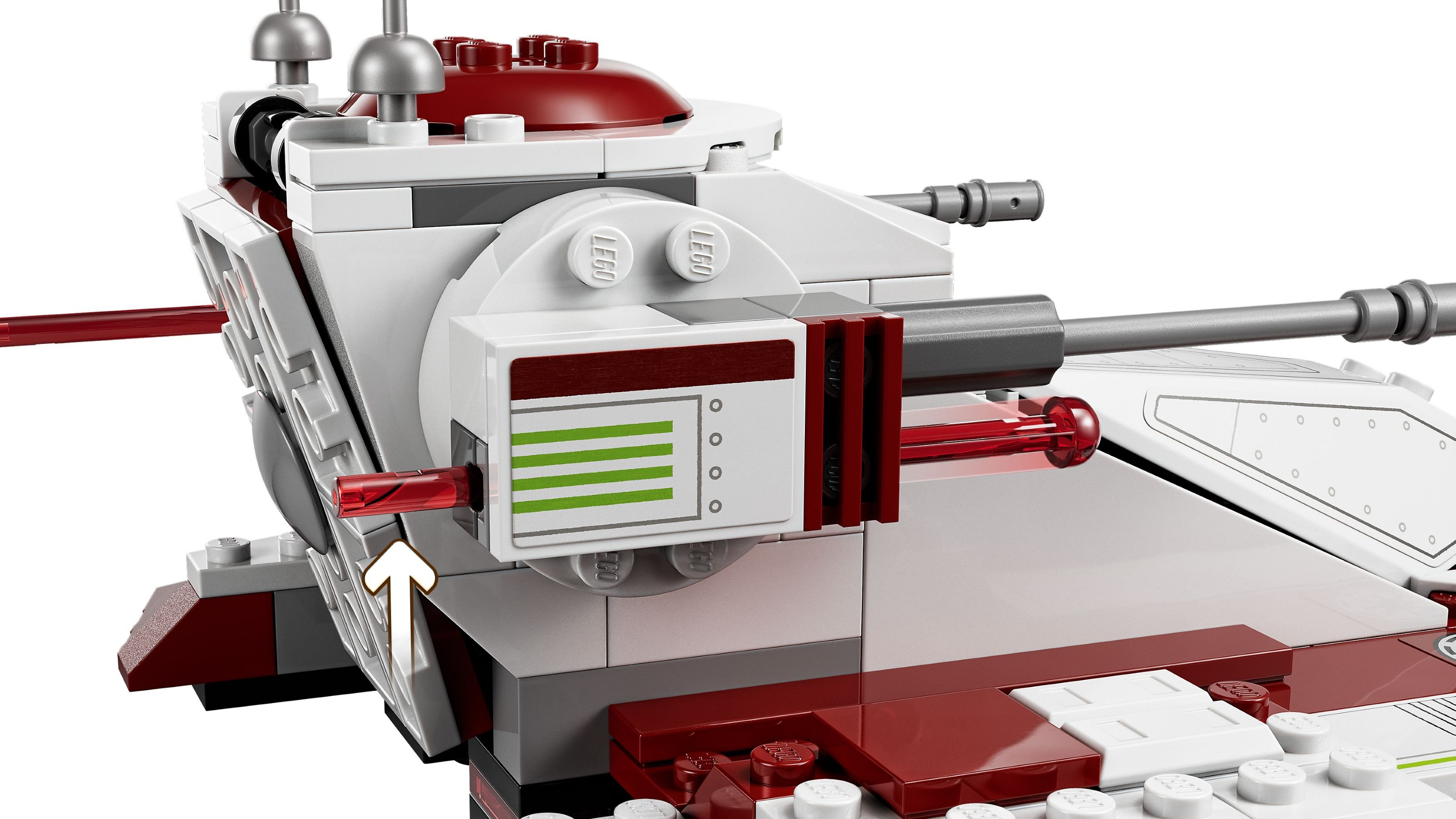Nahaufnahme eines Lego-Modells, das ein weißes und rotes Fahrzeug mit Waffen und Details zeigt. Die Lego-Steine sind sichtbar.