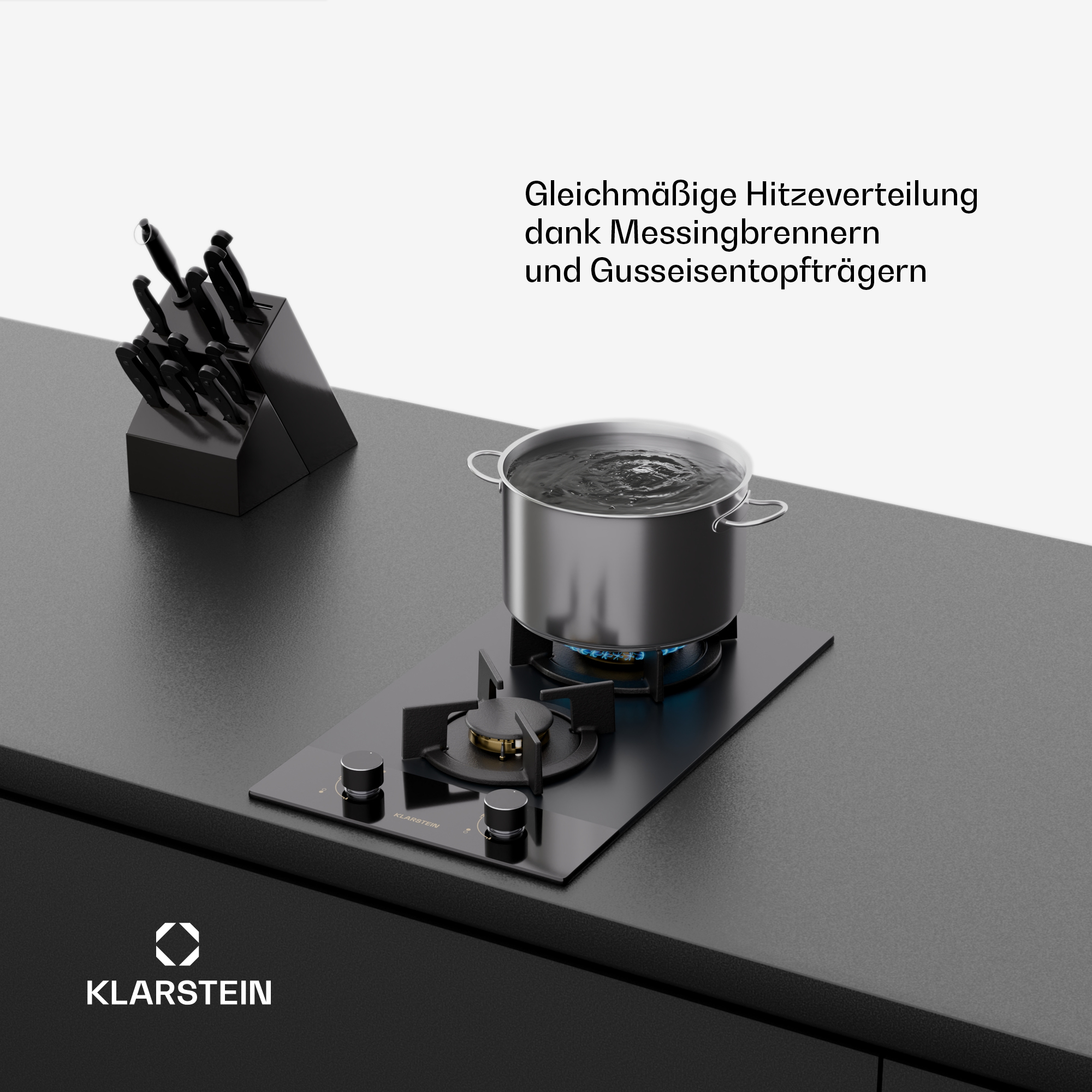 Ein Herd mit einem Topf mit kochendem Wasser, einem Messerblock und dem Klarstein-Logo.