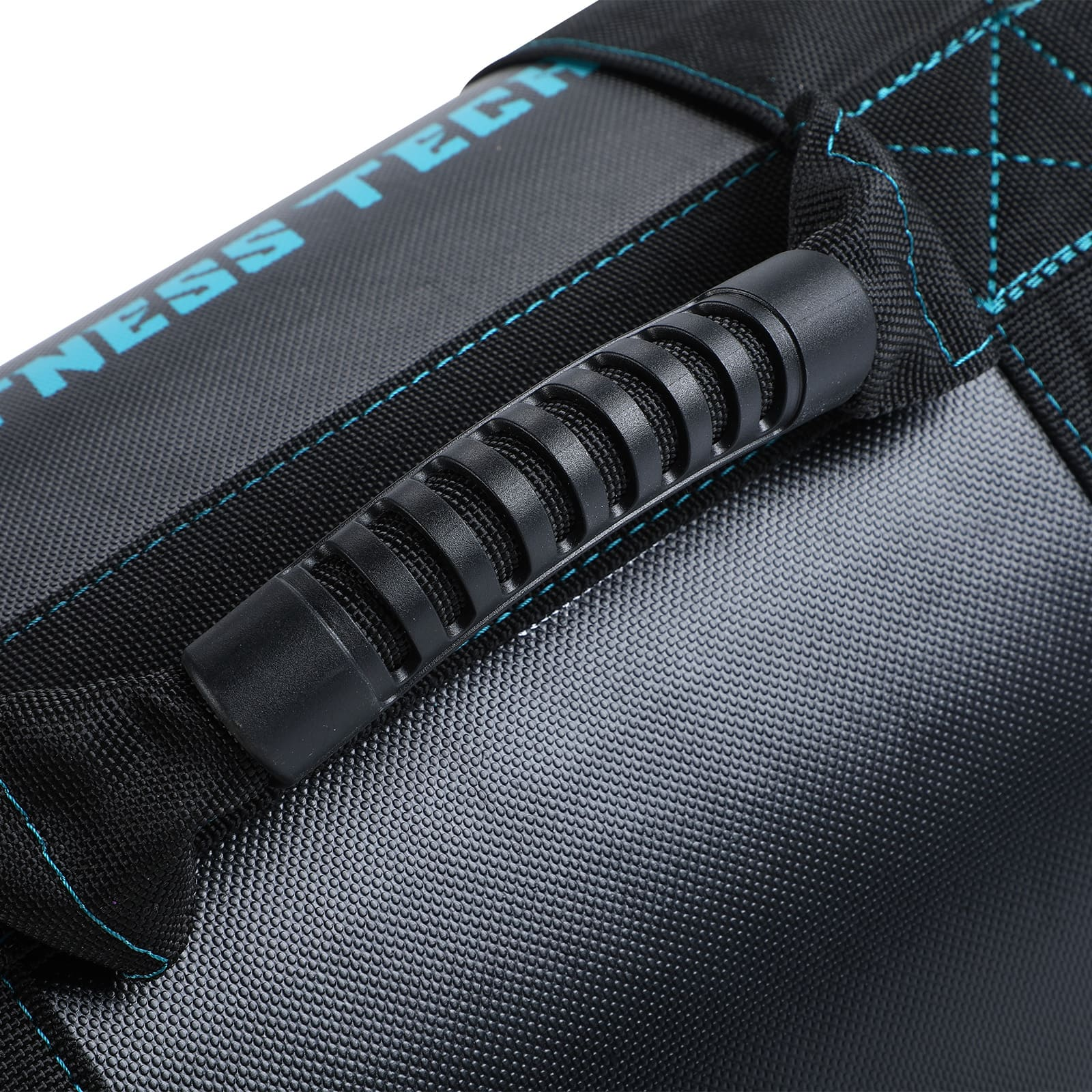 Asa negra de bolsa de gimnasio. Detalles de costuras azules. Texto "Fitness Tech" en azul.
