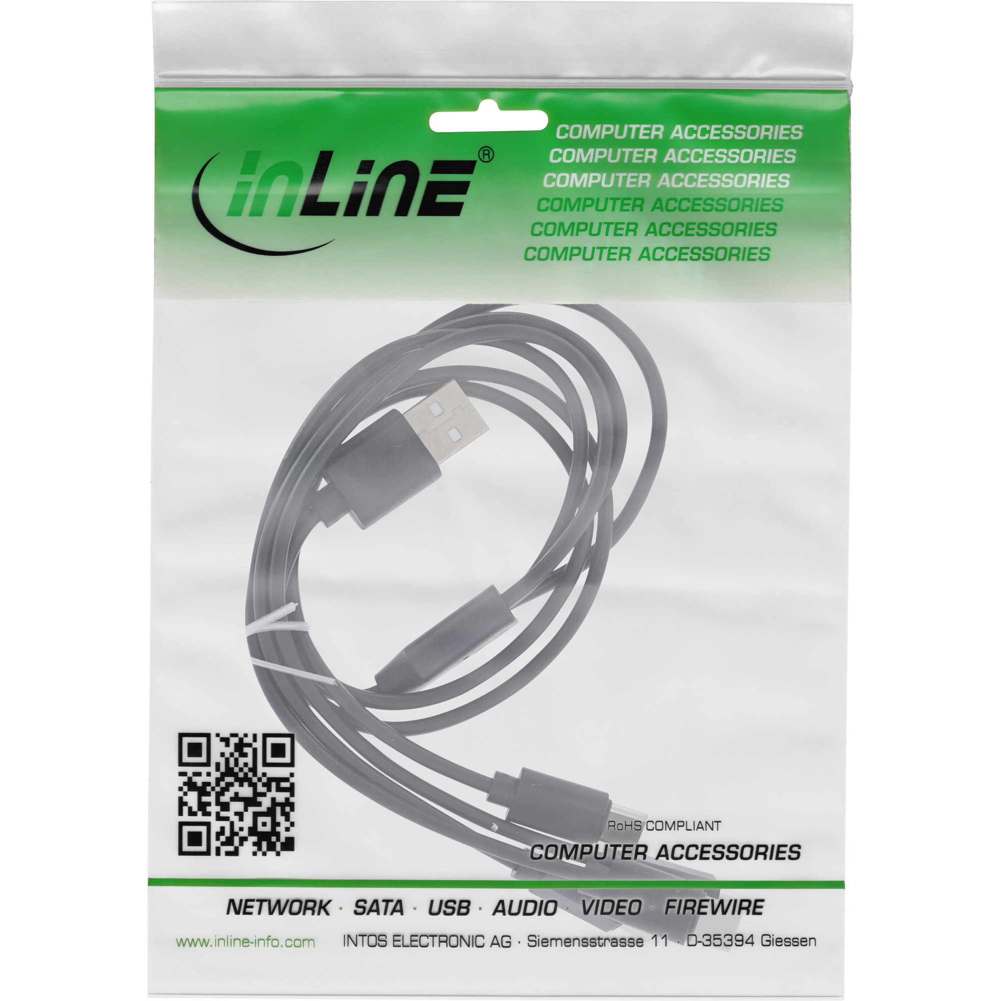 Un sacchetto di plastica trasparente contiene un cavo USB nero. La borsa ha un design verde e bianco con testo e loghi.