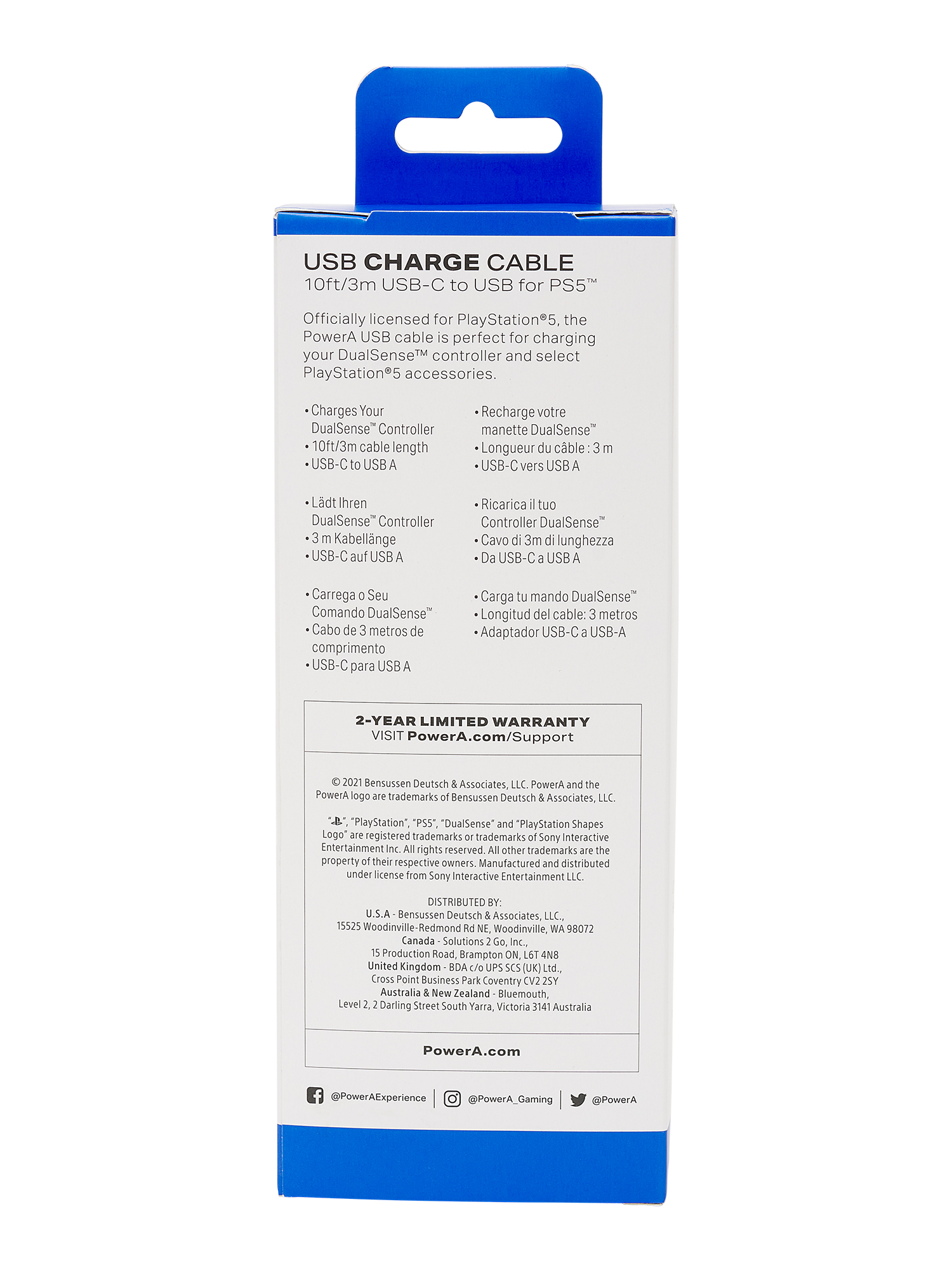 Un paquete blanco y azul para un cable de carga USB para PS5. El paquete presenta detalles del producto y logotipos.