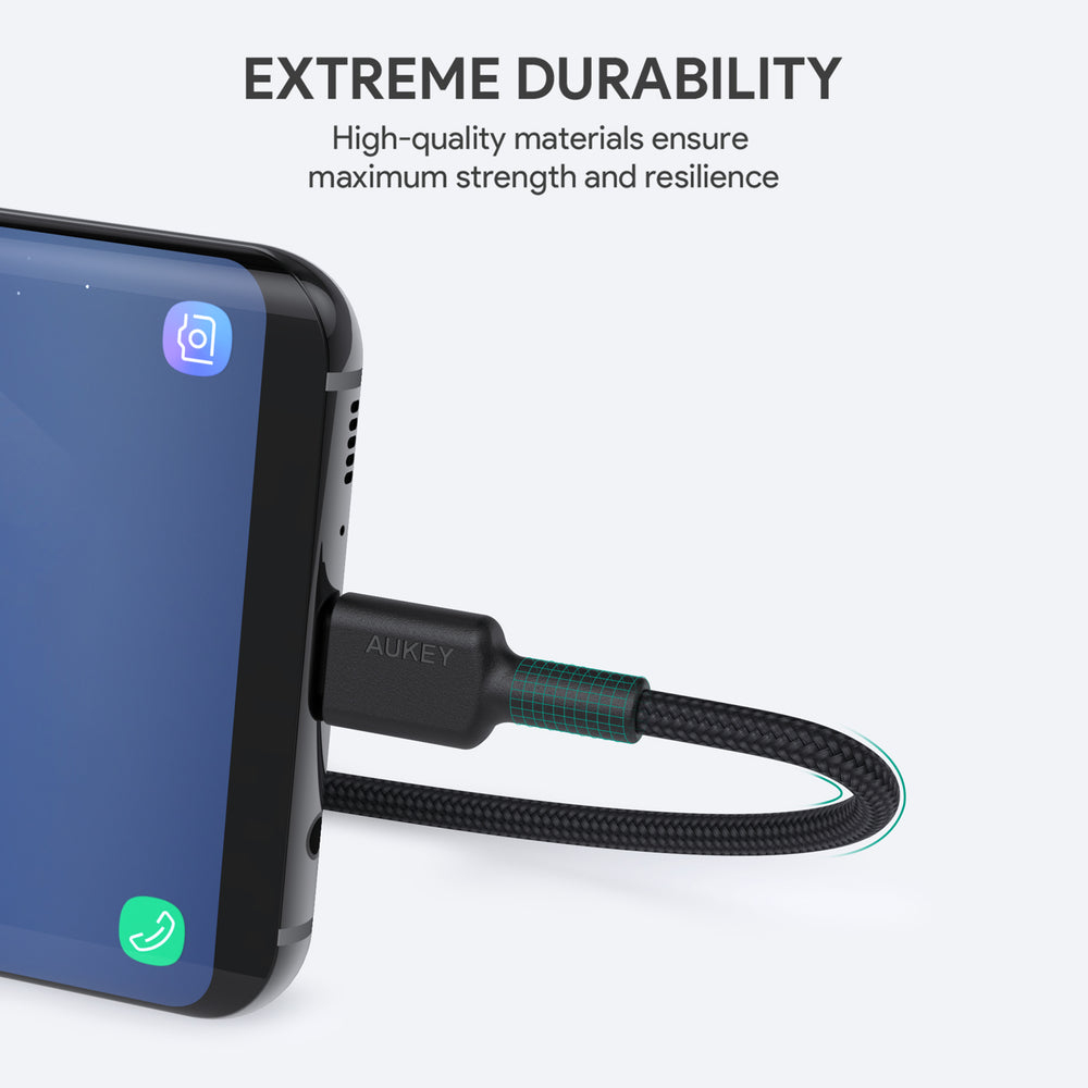 Un telefono collegato a un cavo AUKEY nero. Lo schermo del telefono è blu. Testo: 'DURATA ESTREMA' e 'Materiali di alta qualità'.