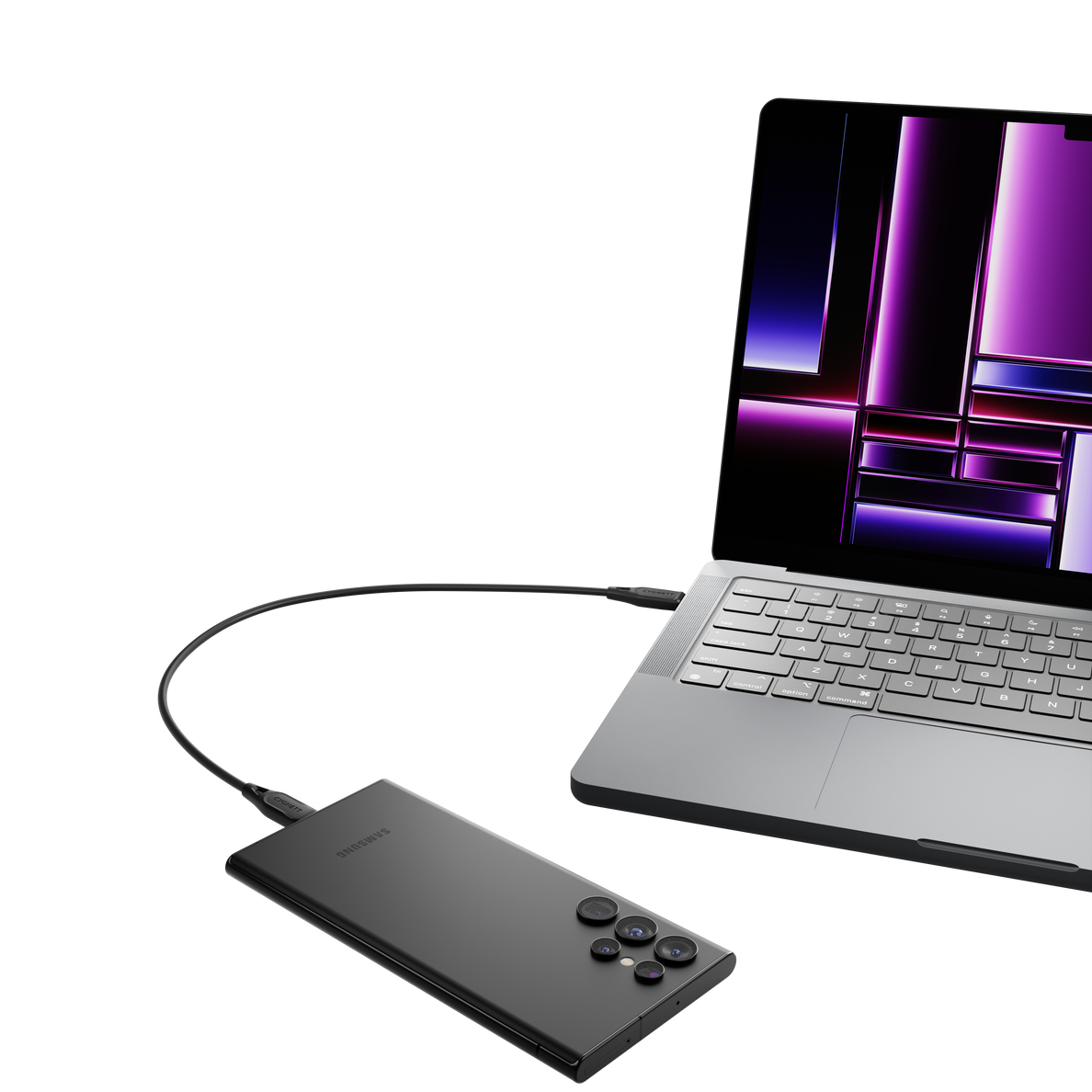 Ein Laptop ist über ein schwarzes Kabel mit einem schwarzen Samsung-Telefon verbunden. Der Laptop-Bildschirm zeigt einen lila Farbverlauf.