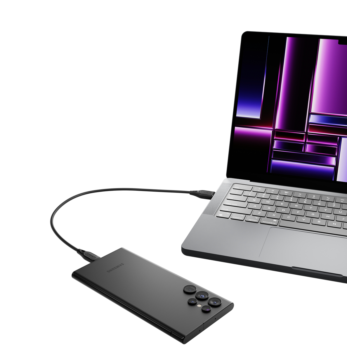 Un laptop è collegato a un telefono nero tramite un cavo. Lo schermo mostra un'immagine viola e nera. Il telefono ha delle fotocamere.