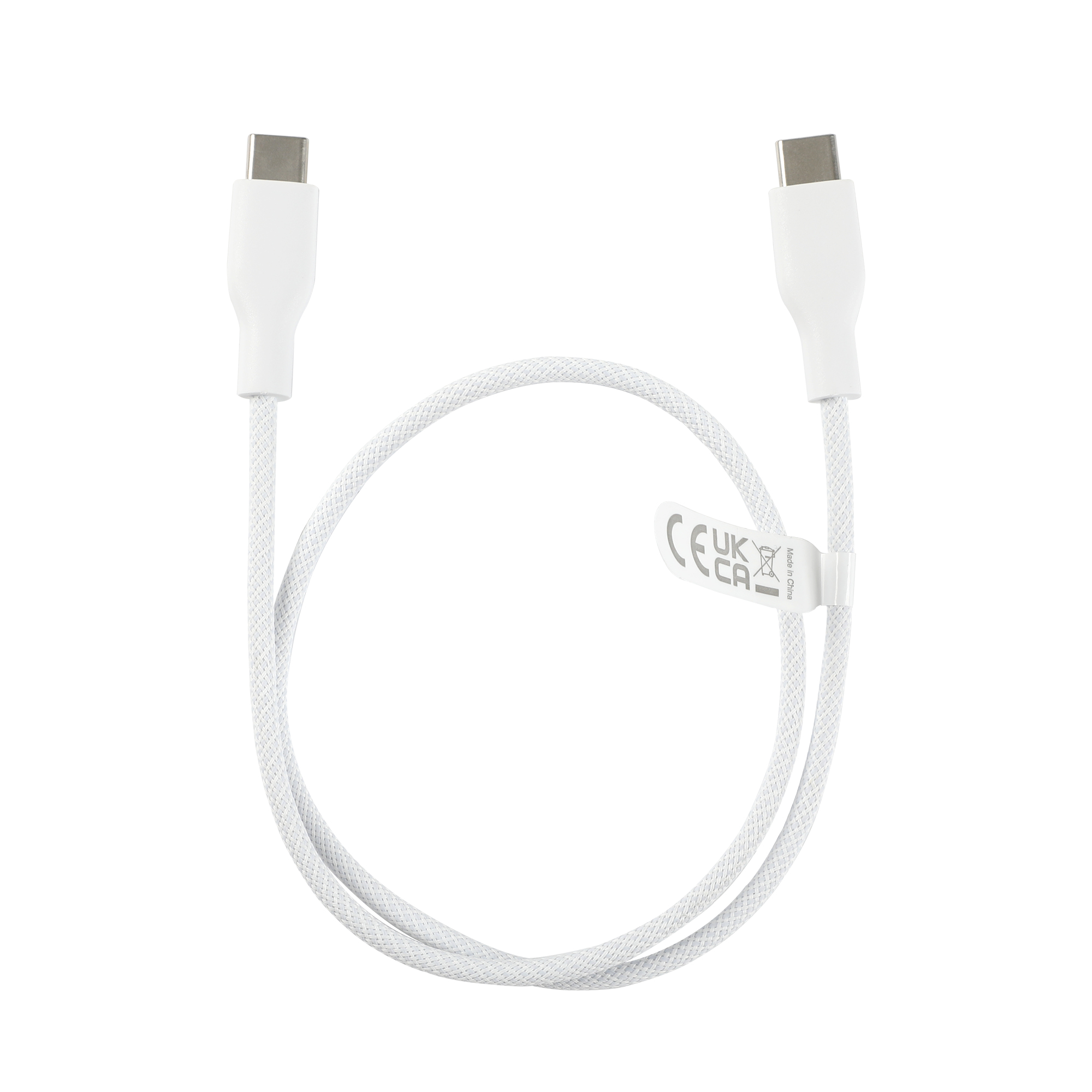 Un cable de carga USB-C blanco sobre un fondo blanco. Tiene dos extremos y un cable trenzado en el medio, con una etiqueta.