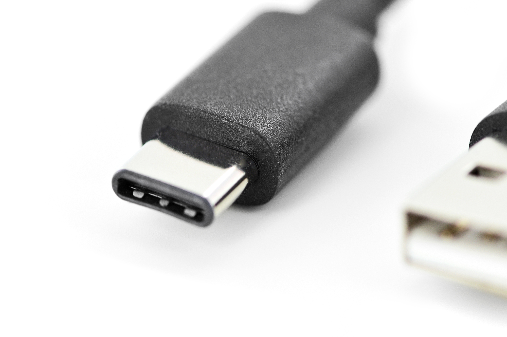 Gros plan d'un connecteur de câble USB-C noir avec une pointe en métal argenté. Le fond est blanc.