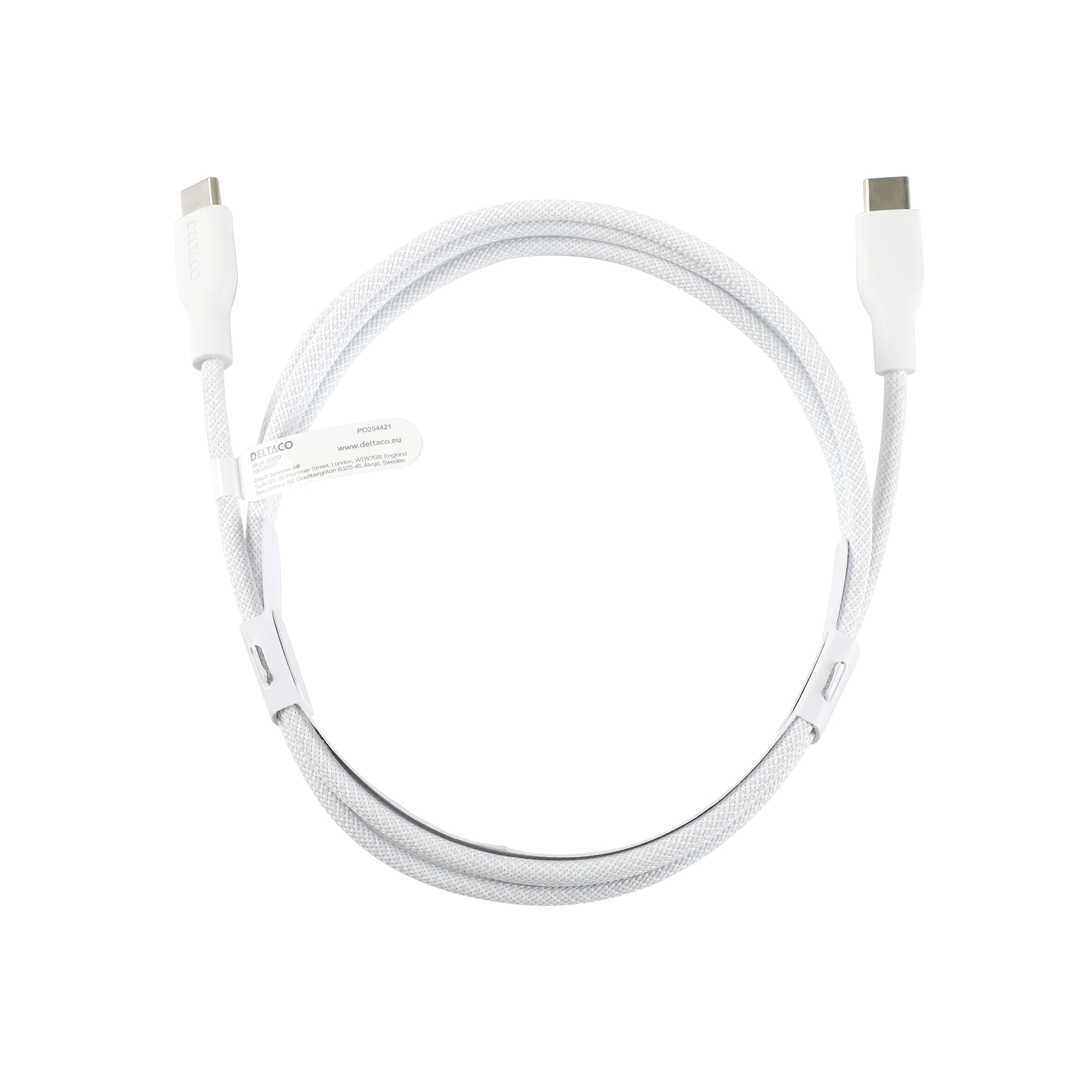 Ein weißes USB-C-Kabel auf weißem Hintergrund. Das Kabel ist aufgerollt. Der Markenname DELTACO ist sichtbar.