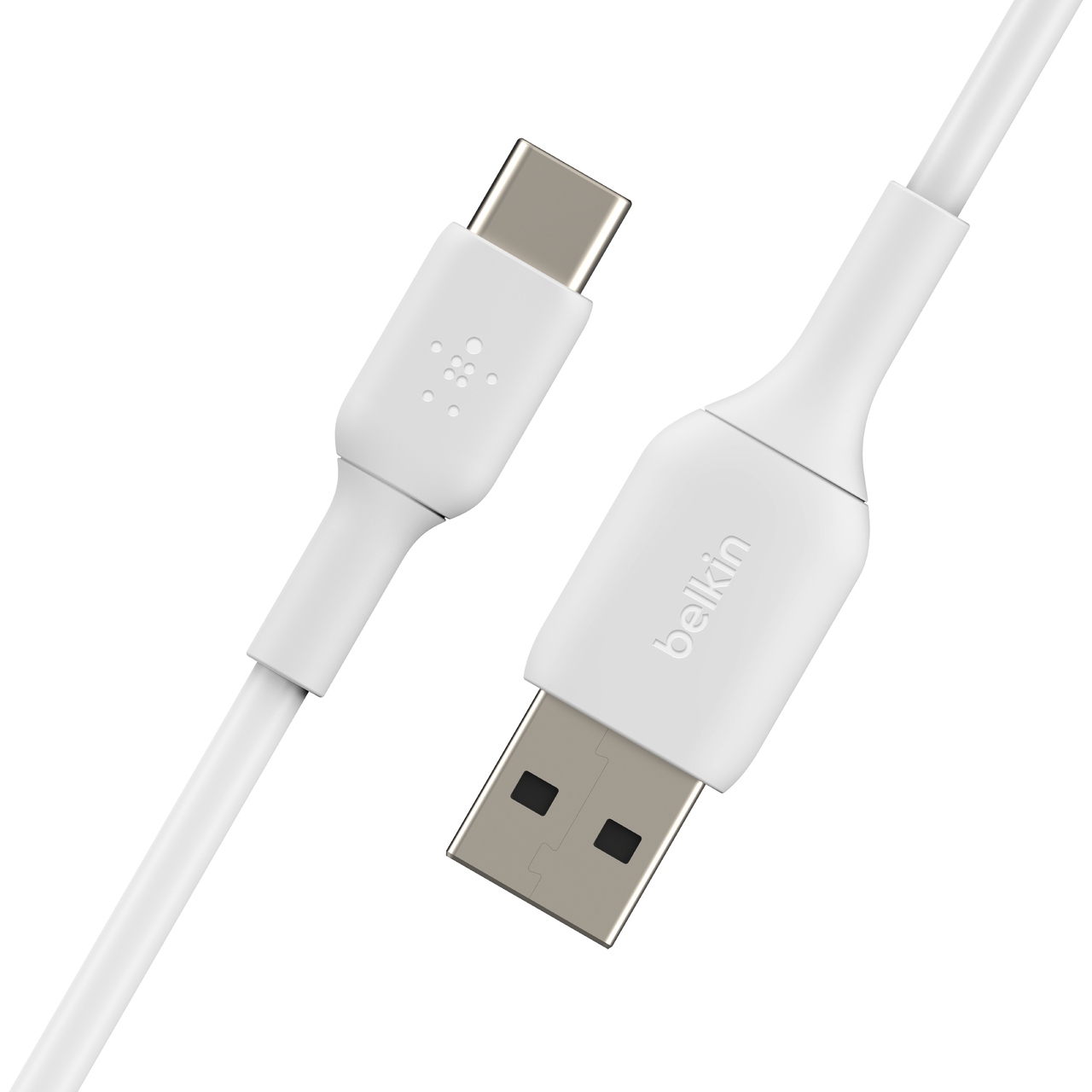 Biały kabel USB-C do USB Belkin na białym tle. Jeden koniec ma złącze USB-C, drugi USB-A.