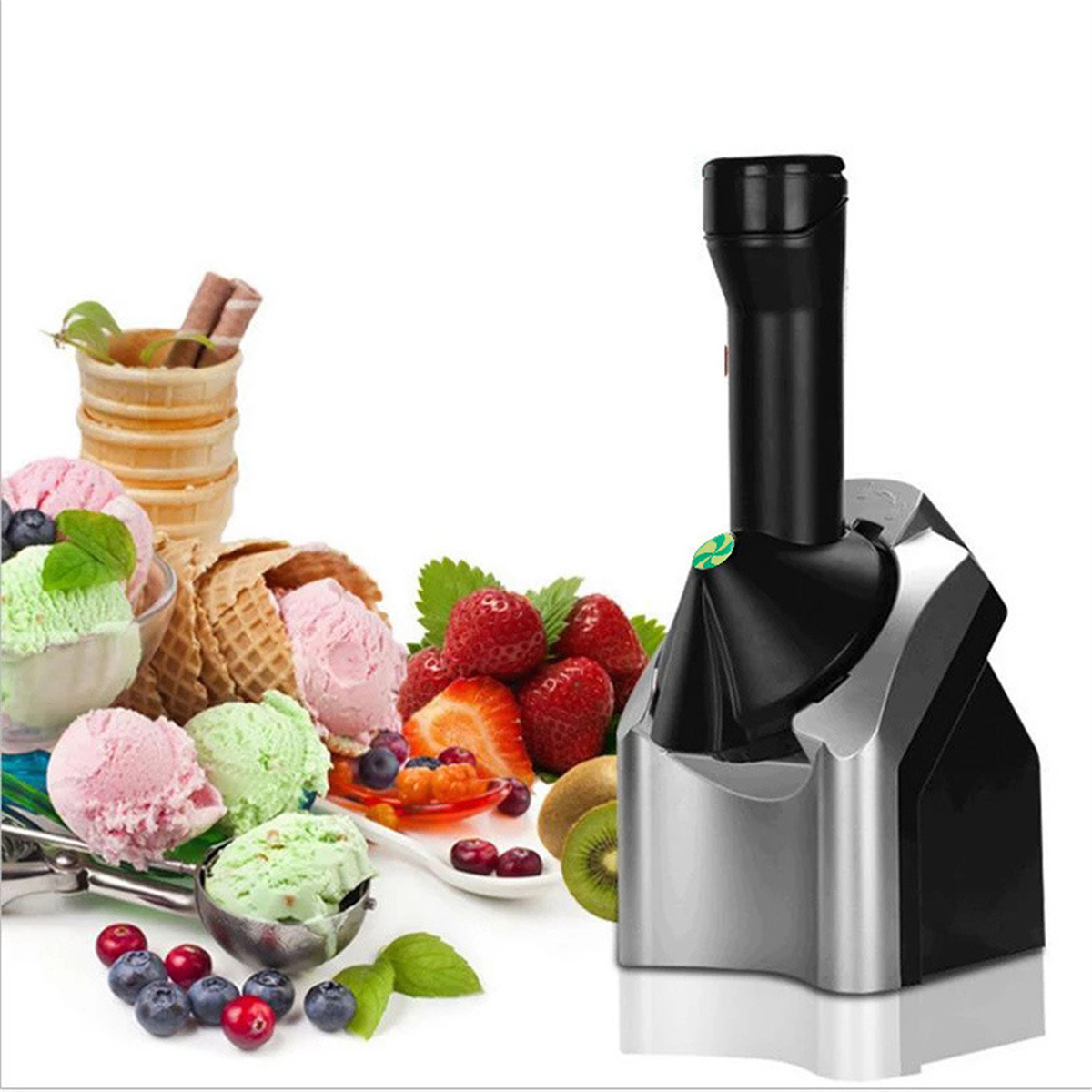 Eine Eiscrememaschine mit verschiedenen Eissorten, Erdbeeren, Kiwi und Waffelhörnchen. Die Maschine ist schwarz und silber.
