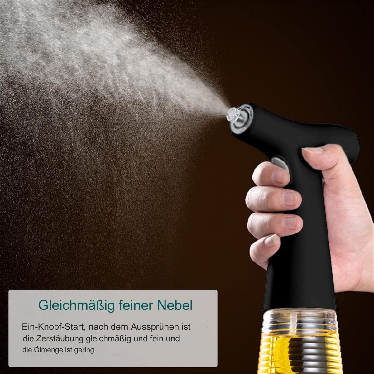 Eine Hand hält einen schwarzen Ölsprüher, der feinen Nebel abgibt. Die Flasche ist mit gelbem Öl gefüllt. Der Hintergrund ist dunkel.