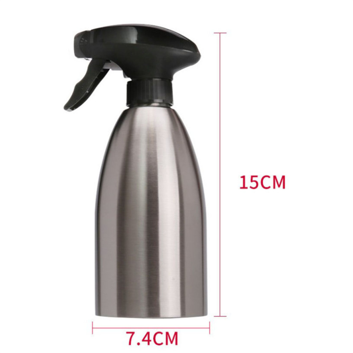 Eine Sprühflasche aus Edelstahl mit schwarzem Auslöser. Abmessungen: 15 cm hoch, 7,4 cm breit. Weißer Hintergrund.