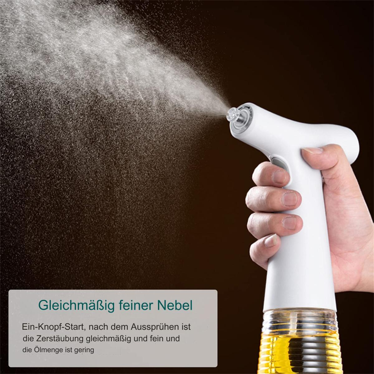 Eine weiße Sprühflasche sprüht feinen Nebel. Die Flasche enthält gelbe Flüssigkeit. Text am Boden: 'feiner Nebel'.