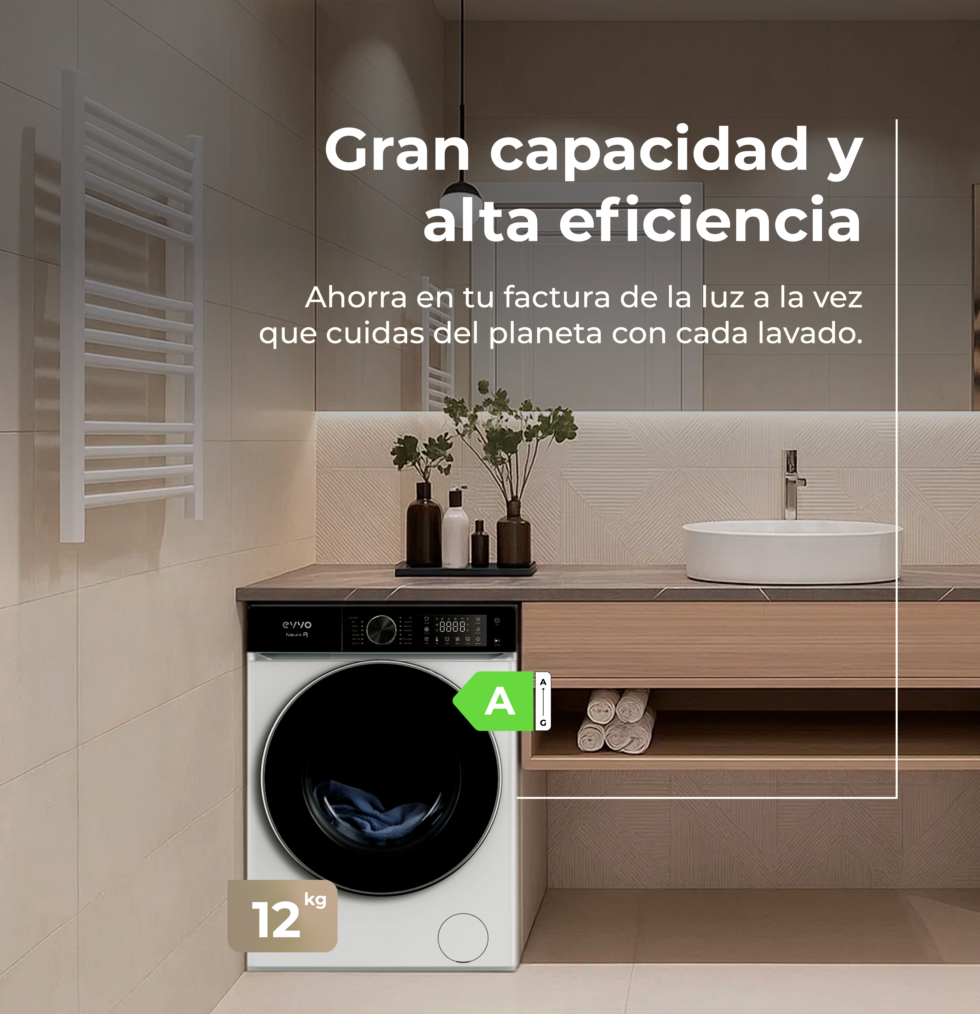 Una lavadora en un baño. Tiene un cuerpo blanco y puerta negra. Hay toallas en un estante.