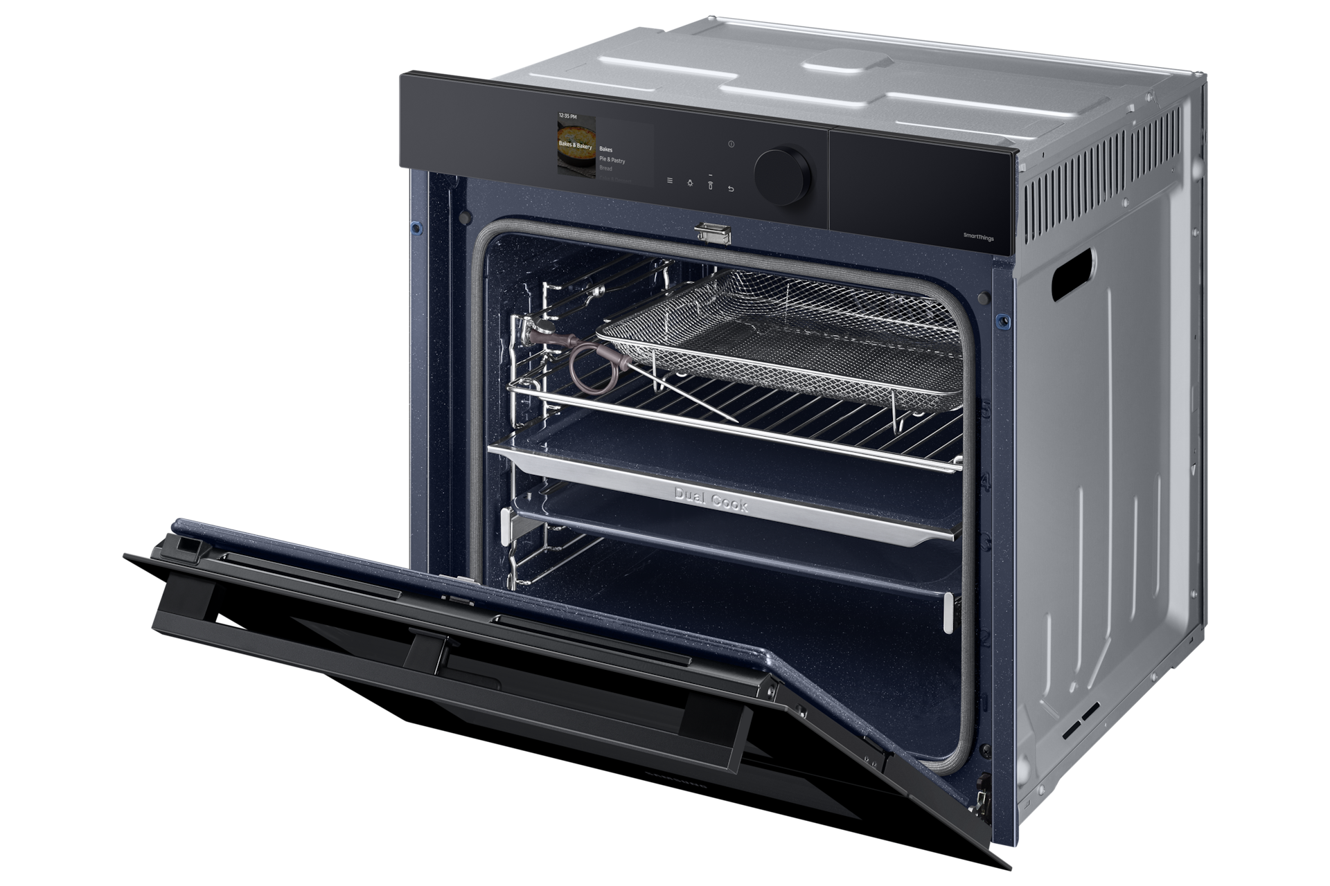 Offener Ofen mit Innenregalen und Airfryer-Korb. Digitales Display zeigt Backoptionen. Metallgehäuse mit schwarzer Tür.