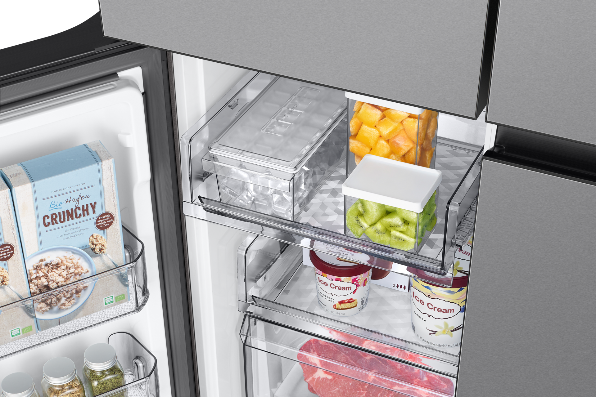 Interno del frigorifero con vari alimenti: gelato, frutta, scatole di cereali e cubetti di ghiaccio. Porte in acciaio inox visibili.