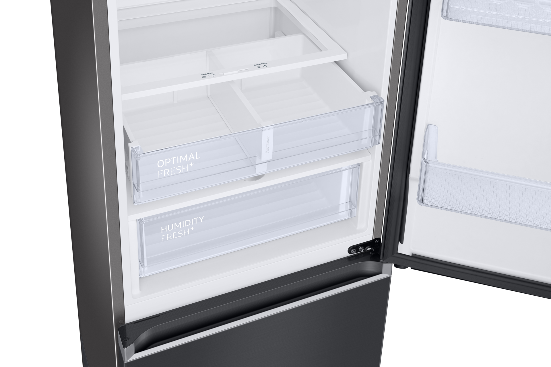 Ein offener Kühlschrank mit Schubladen mit der Aufschrift 'Optimal Fresh+' und 'Humidity Fresh+'. Regale sind sichtbar. Schwarzer Türgriff.