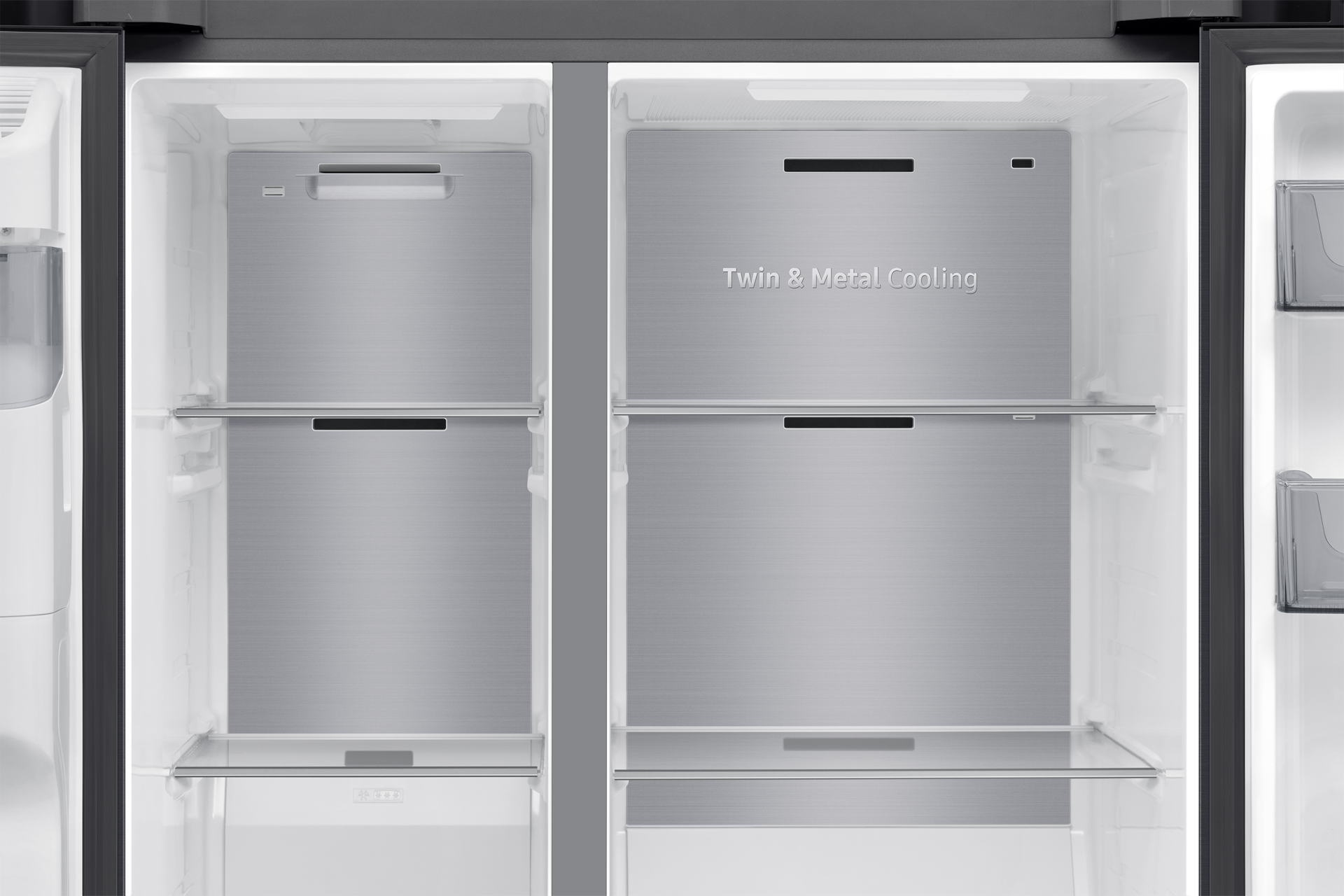 Innenansicht eines Kühlschranks. Er hat ein metallisches Innere mit Regalen und den Worten 'Twin & Metal Cooling'.