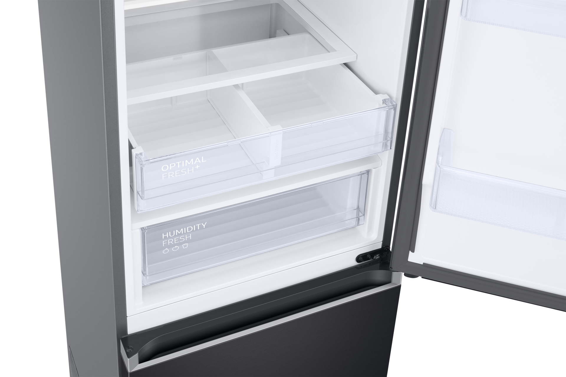 Offener Kühlschrank mit durchsichtigen Schubladen mit der Aufschrift 'Optimal Fresh+' und 'Humidity Fresh', mit Schwarz-Weiß-Akzenten.