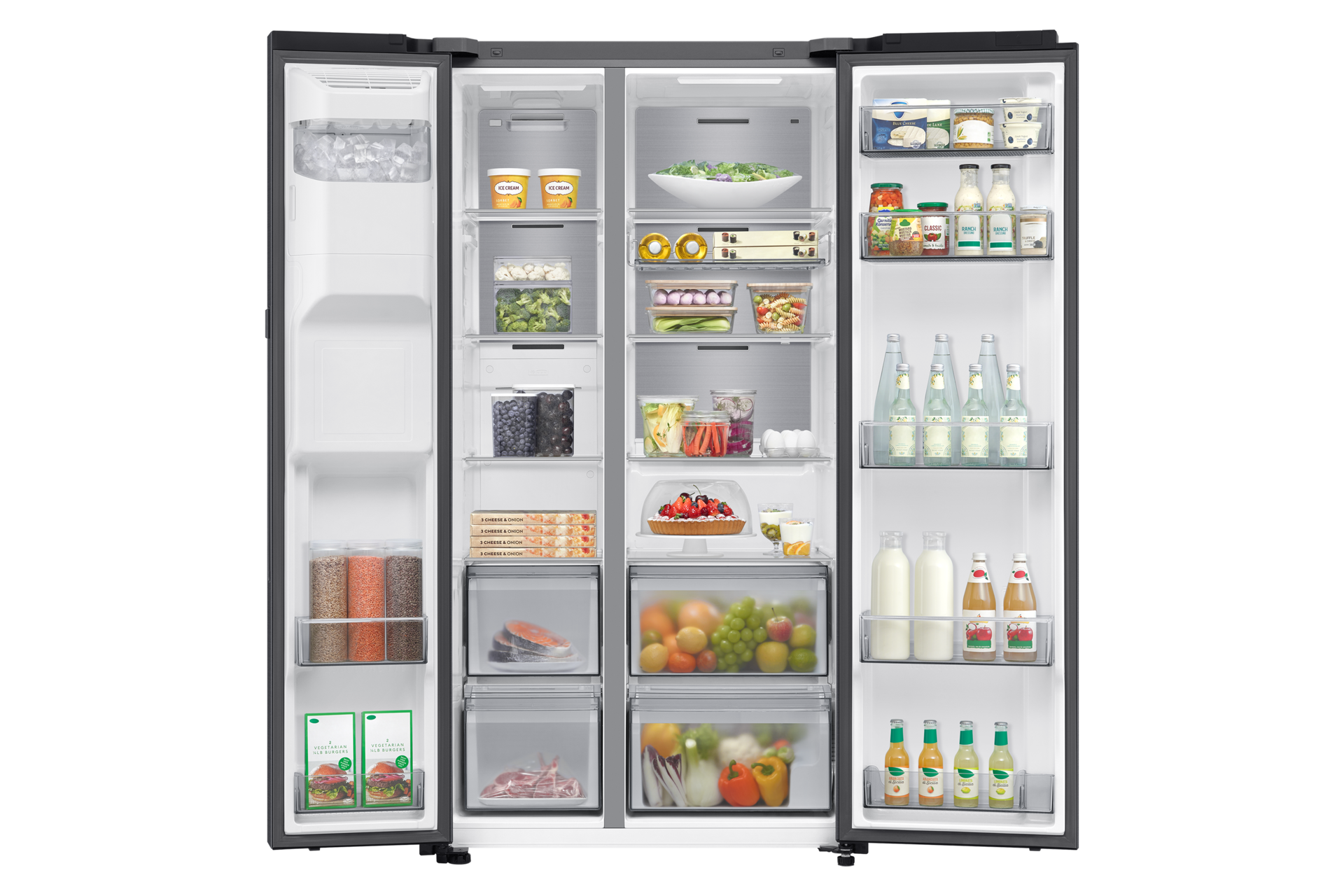 Otwarta lodówka wypełniona jedzeniem: lody, warzywa, owoce, napoje i inne artykuły spożywcze. Drzwi są szeroko otwarte.