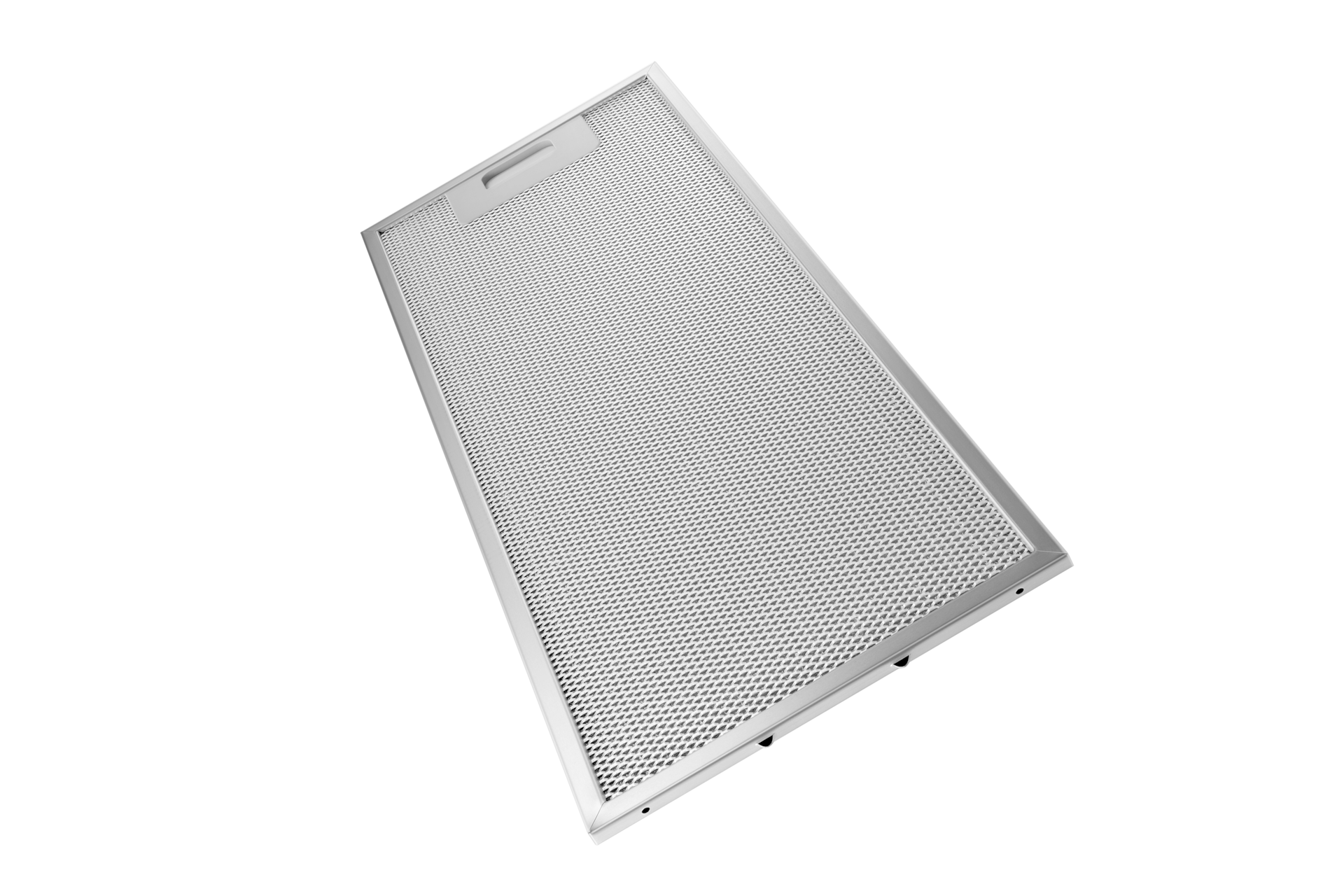 Ein rechteckiger, metallischer Dunstabzugsfilter ist vor einem schwarzen Hintergrund abgewinkelt. Der Filter hat ein Netzmuster und einen Griff.