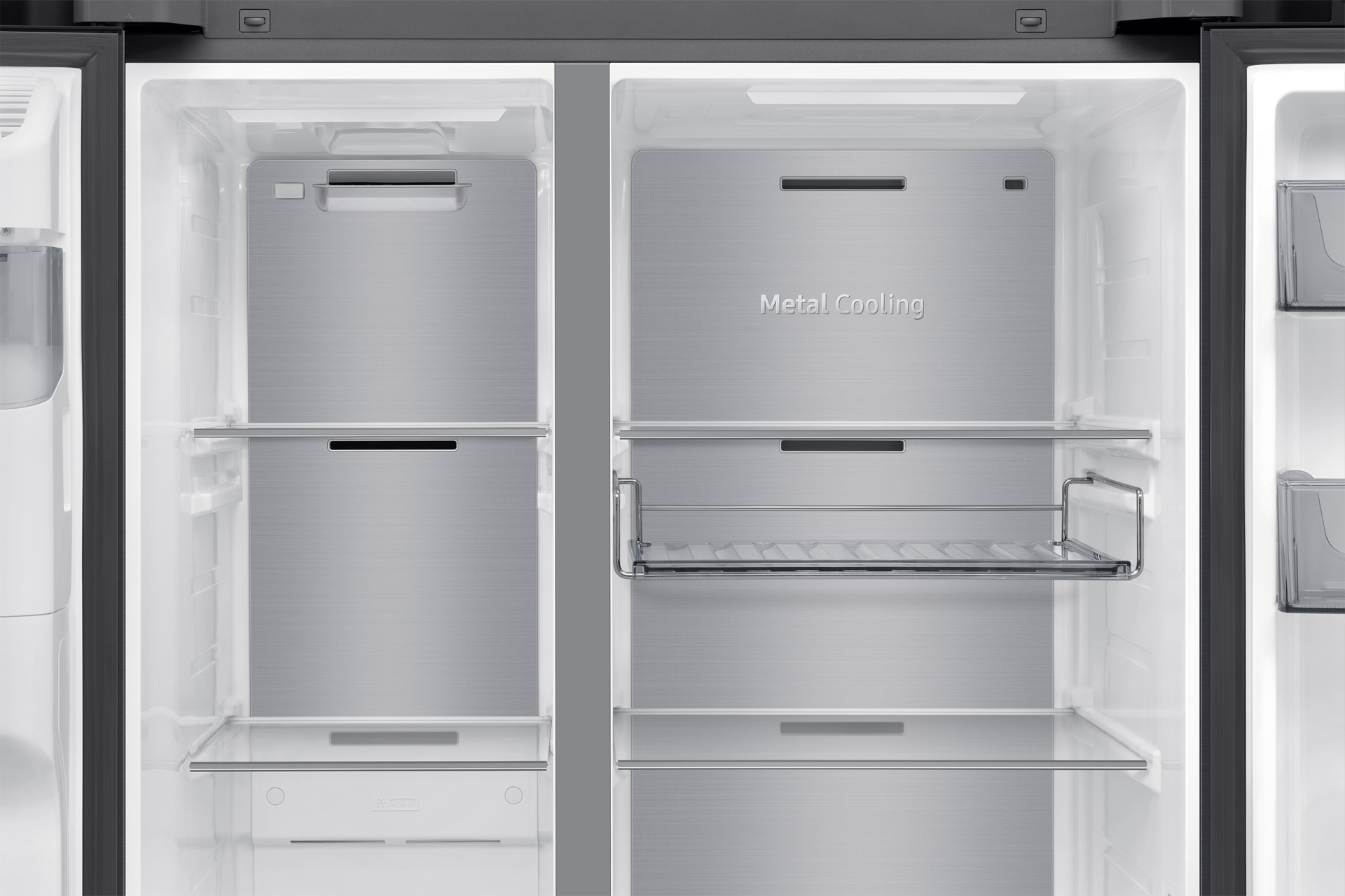 Otwarta komora lodówki z metalowymi panelami, szklanymi półkami i drucianym stojakiem. Widoczne są słowa 'Metal Cooling'.