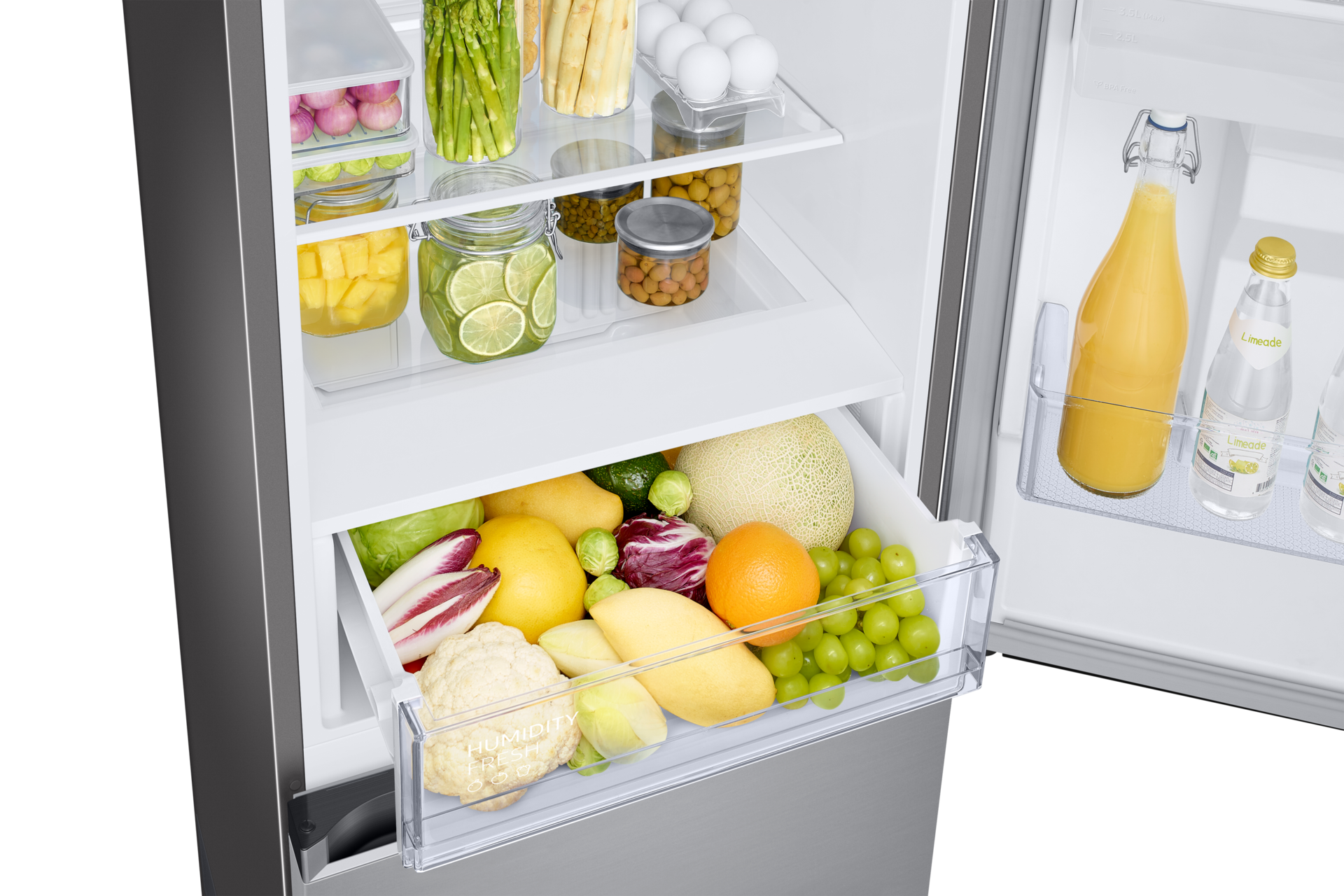 Offener Kühlschrank voller Obst, Gemüse, Eier und Getränke. Enthält Zitronen, Limetten, Spargel und Melone.