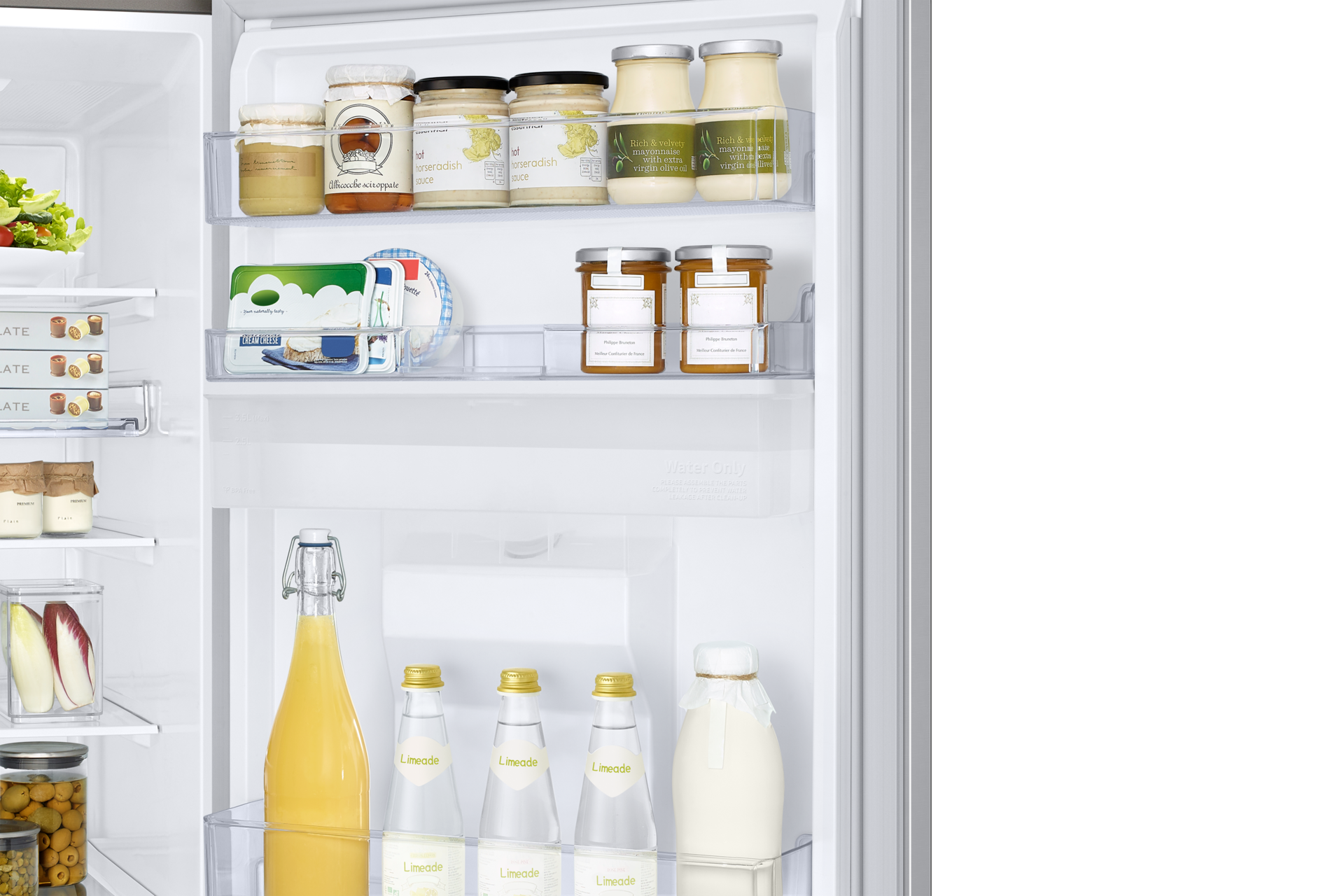 Das Innere eines Kühlschranks zeigt verschiedene Lebensmittel auf Regalen, darunter Soßen, Frischkäse, Marmeladen und Getränke wie Saft und Wasserflaschen.