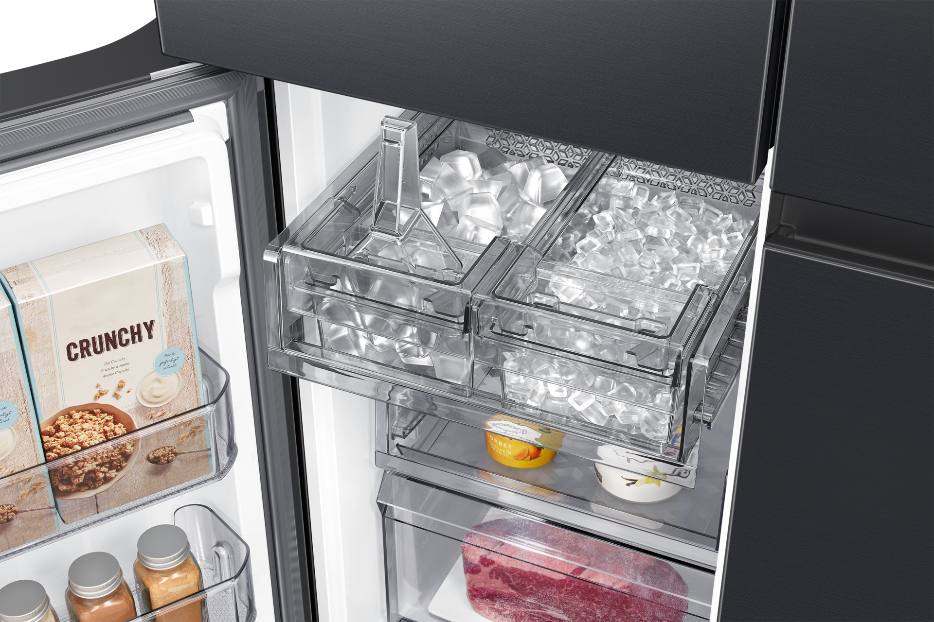 Offener Kühlschrank mit Eisspender, Müslibox, Gläsern und Fleisch. Eiswürfel in durchsichtigen Behältern. Andere Lebensmittel sind ebenfalls sichtbar.