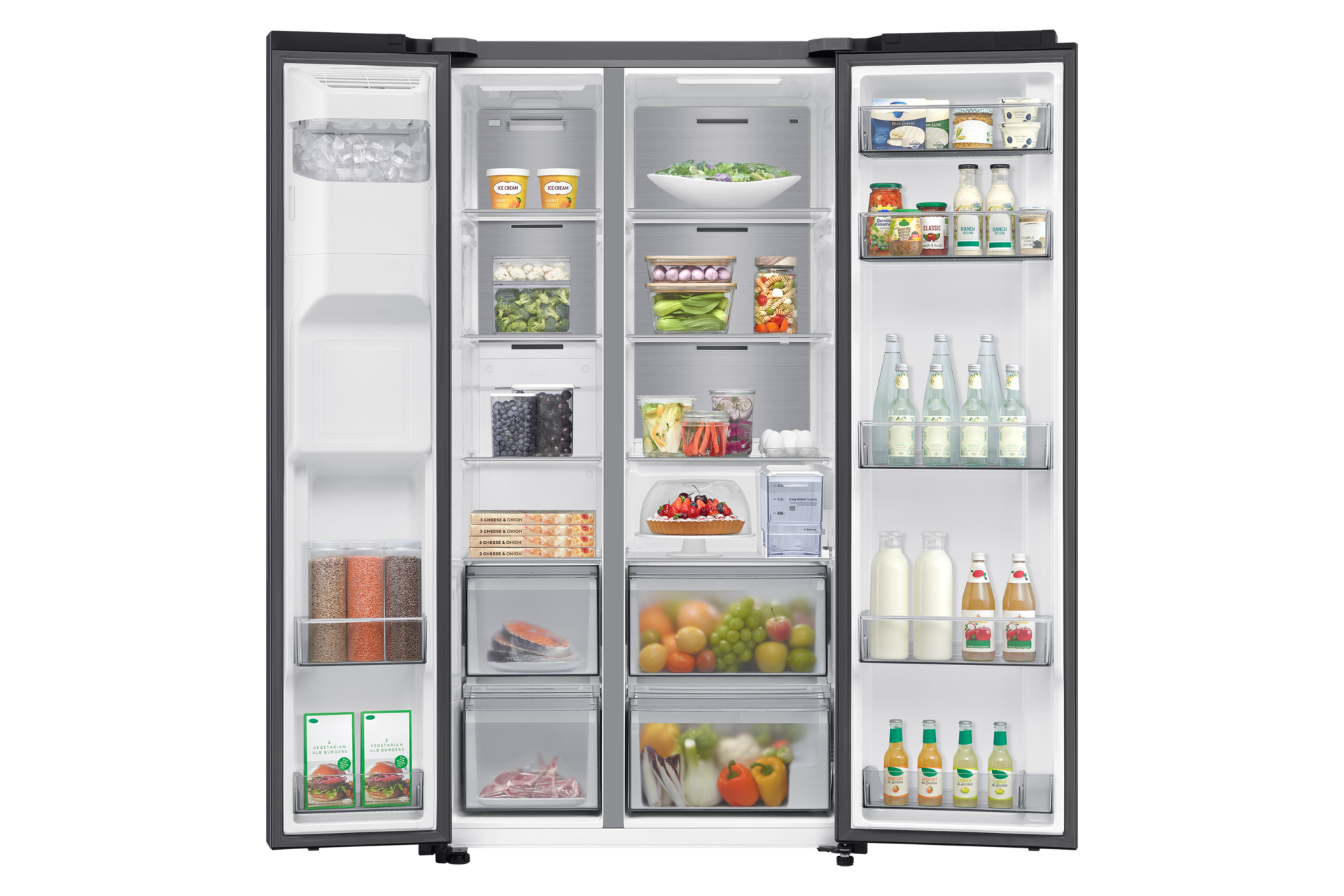 Ein voller, offener Kühlschrank mit Lebensmitteln. Er enthält Eis, Gemüse, Obst, Milchprodukte und verschiedene Getränke.