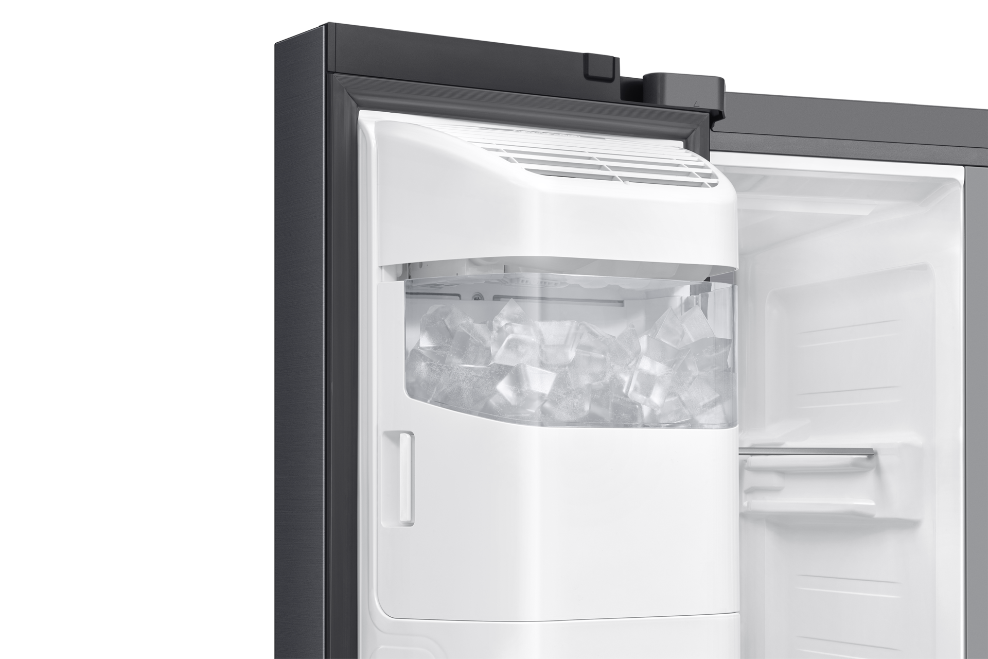 Geöffnete Kühlschranktür, die einen Eisbereiter mit Eiswürfeln zeigt. Weißes Innere und dunkelgraues Äußeres.