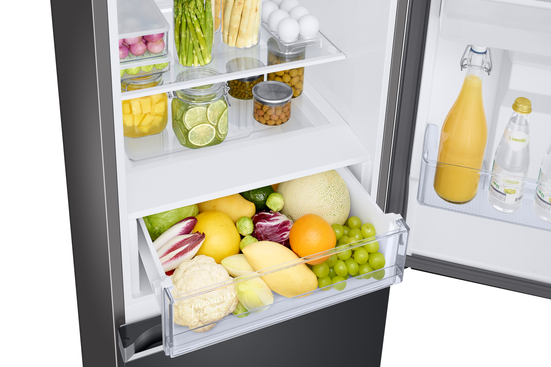 Offener Kühlschrank mit Obst, Gemüse, Eiern und Getränken. Enthält Zitronen, Limetten, Melone, Trauben und Spargel.