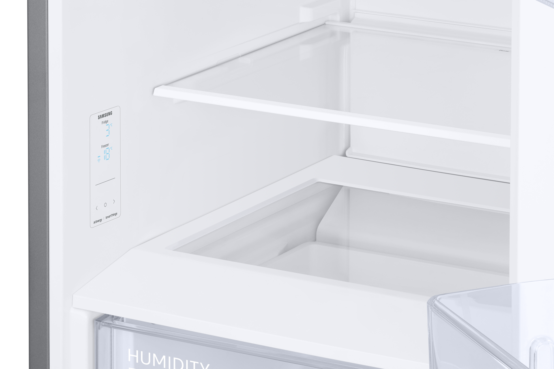 Innenraum eines weißen Kühlschranks. Zeigt einen digitalen Bildschirm mit Temperaturen. Regale und Schubladen sind sichtbar.