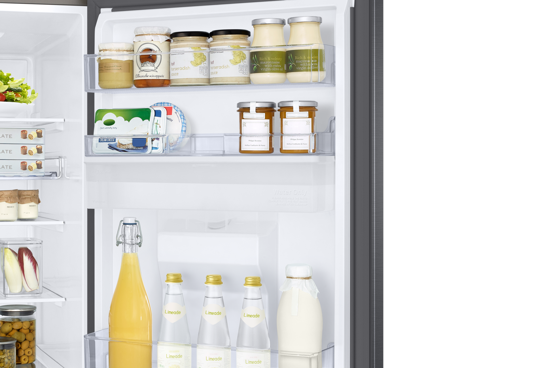 Offener Kühlschrank mit Lebensmitteln gefüllt: Gläser, Saft- und Wasserflaschen, Frischkäse, Salat und Schokoriegel.