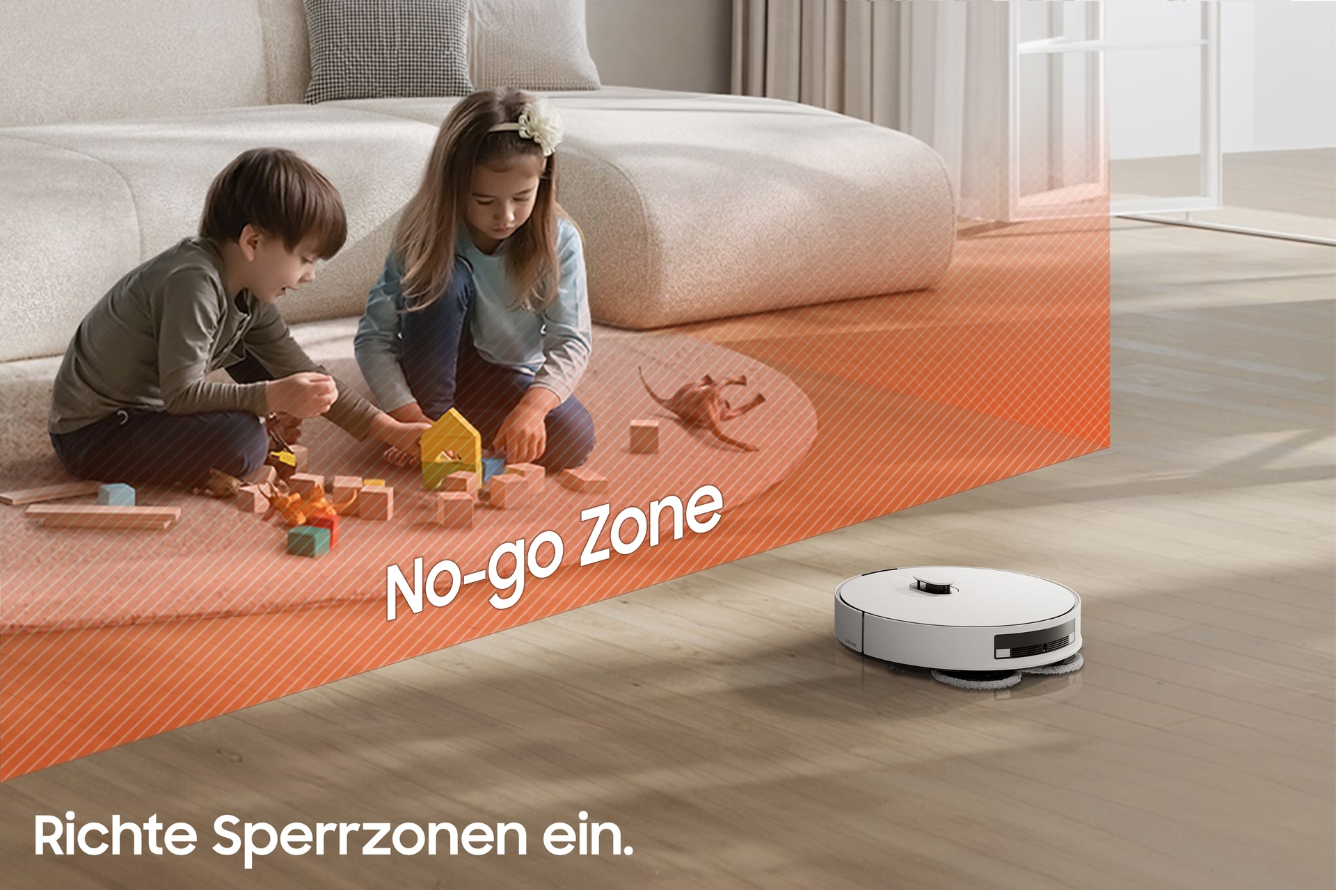 Dwoje dzieci bawi się klockami w pobliżu sofy, robot odkurzający stoi na drewnianej podłodze. Widoczne są słowa 'No-go Zone'.