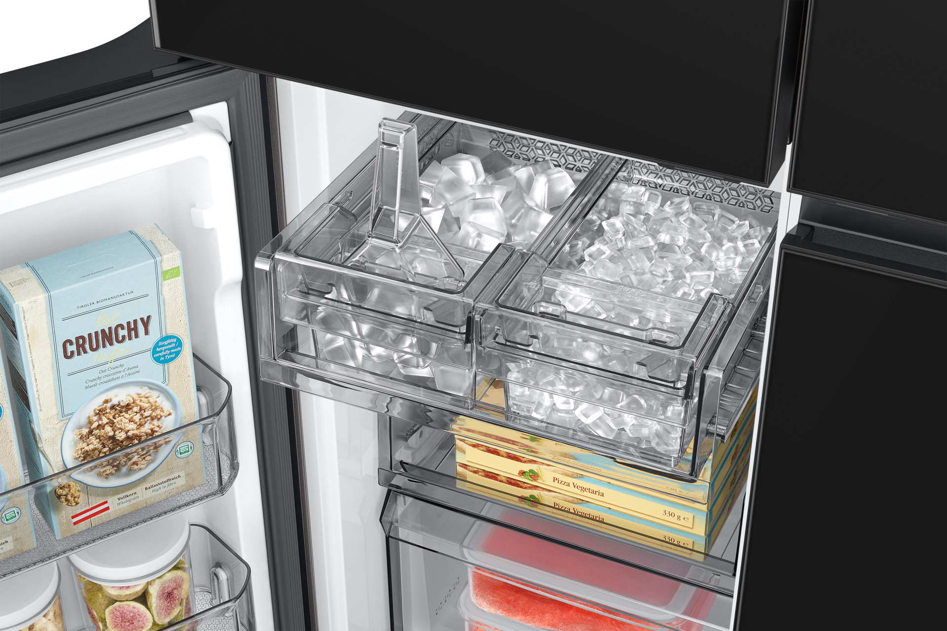 Wewnątrz lodówki: lód, opakowania żywności, pojemniki na kostki lodu i przezroczyste półki. Widoczne są pudełka z płatkami i pizzą.