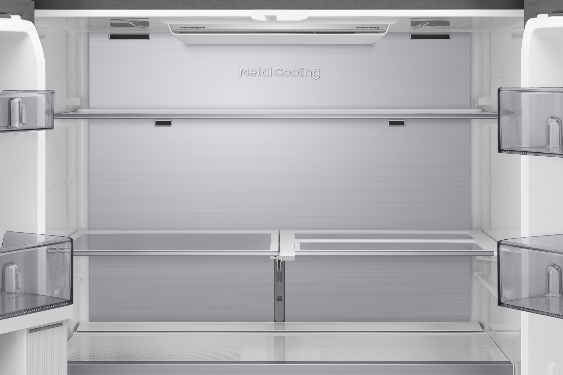 Widok wewnętrzny pustej lodówki ze stali nierdzewnej. Widoczne są półki i przegrody. Metal Cooling jest napisane pośrodku.