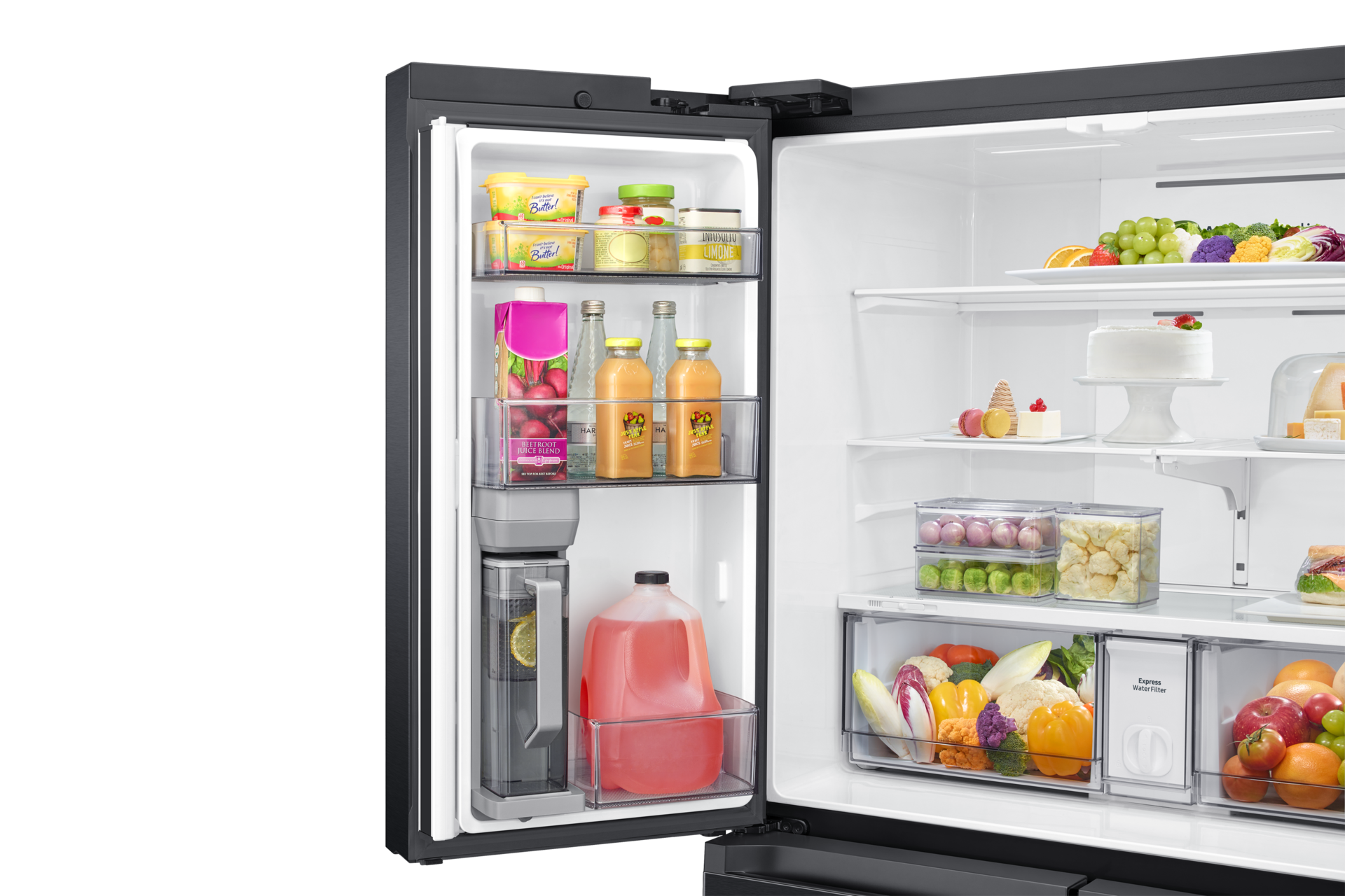 Offener Kühlschrank mit Lebensmitteln: Saft, Butter, Früchte, Gemüse, Kuchen und Wasserspender. Schwarze Außenseite, weißer Innenraum.