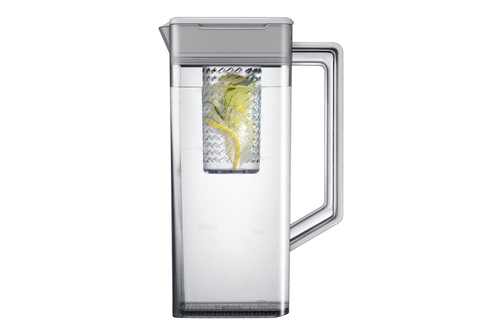 Ein klarer Krug mit Wasser gefüllt. Er enthält einen perforierten Infuser mit Zitronenscheiben und Kräutern. Der Hintergrund ist schwarz.