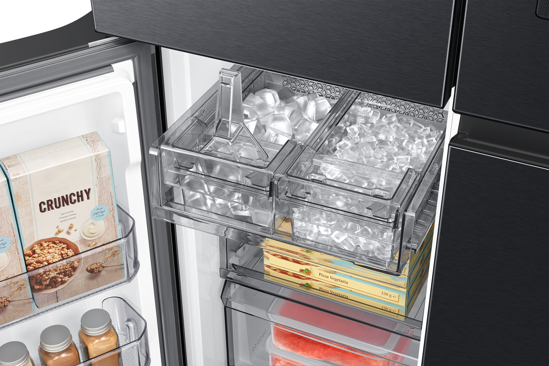 Interno del frigorifero. Erogatore di ghiaccio, scatole di cereali, scatole di pizza. Cubetti di ghiaccio e contenitori di plastica trasparente.