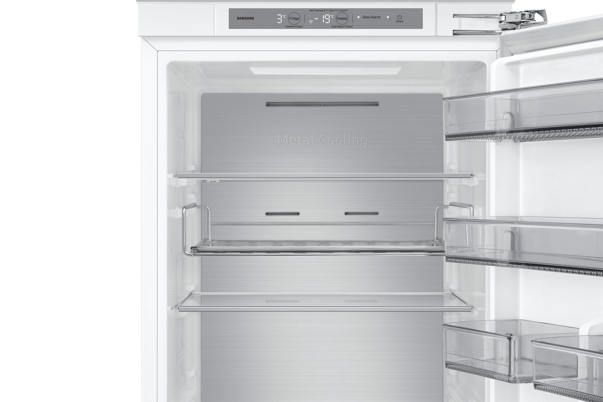 Ein offener Kühlschrankinnenraum mit Regalen und einem Bedienfeld. Der Kühlschrank zeigt Temperaturen an und hat Ablagefächer.
