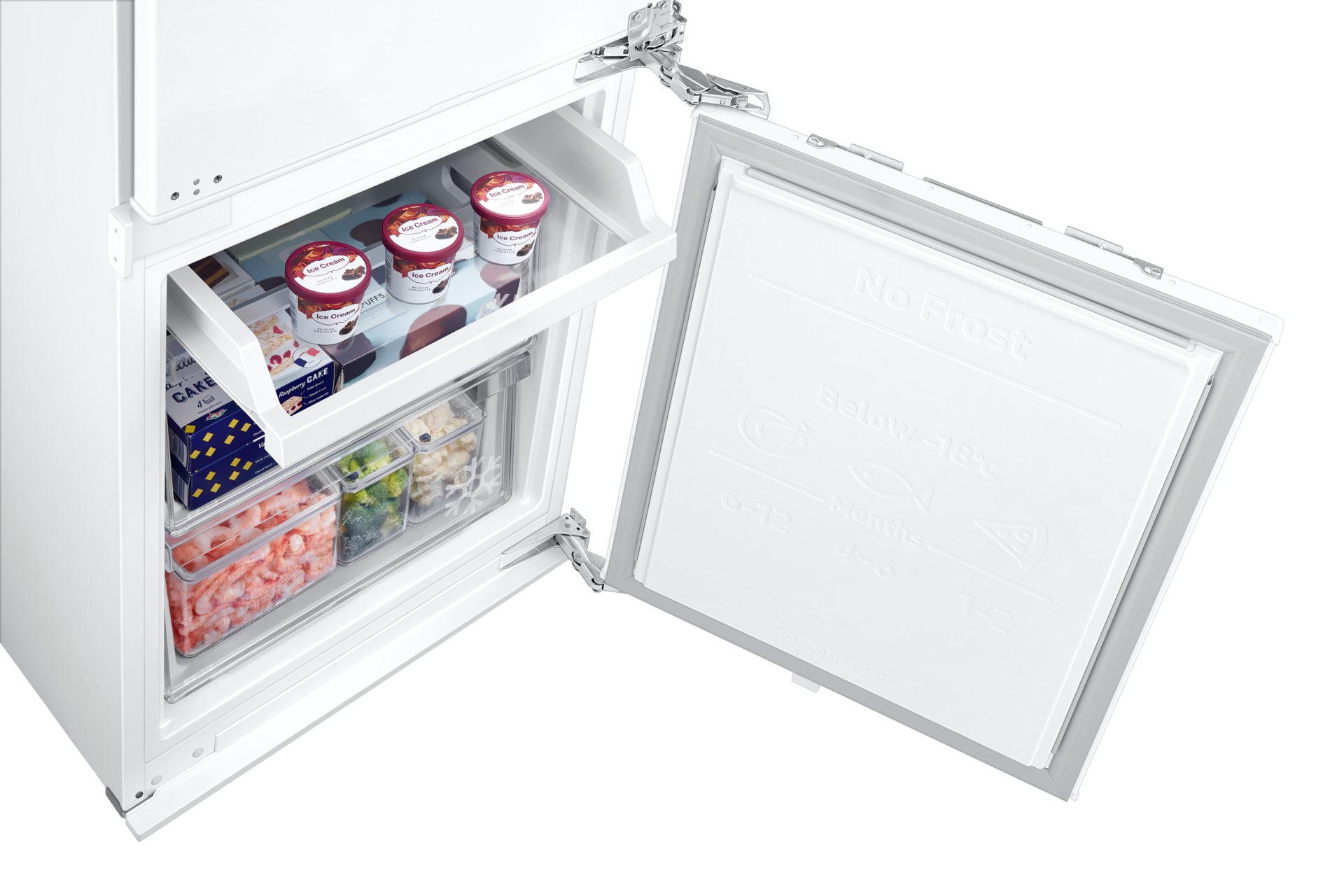 Réfrigérateur ouvert montrant de la glace, des aliments surgelés et un gâteau. La porte ouverte révèle un intérieur blanc avec des aliments.