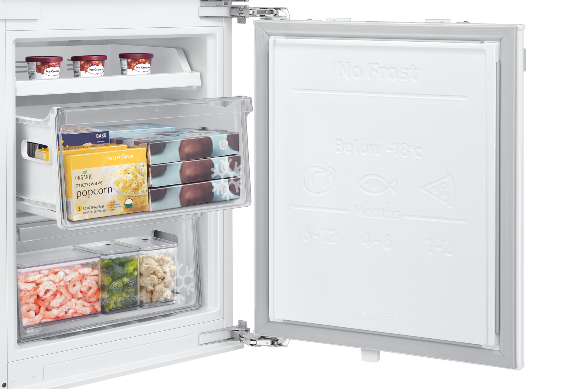 Un congélateur avec la porte ouverte. À l'intérieur se trouvent de la glace, du pop-corn, un gâteau, des crevettes, du brocoli et du chou-fleur. La porte a une étiquette 'No Frost'.