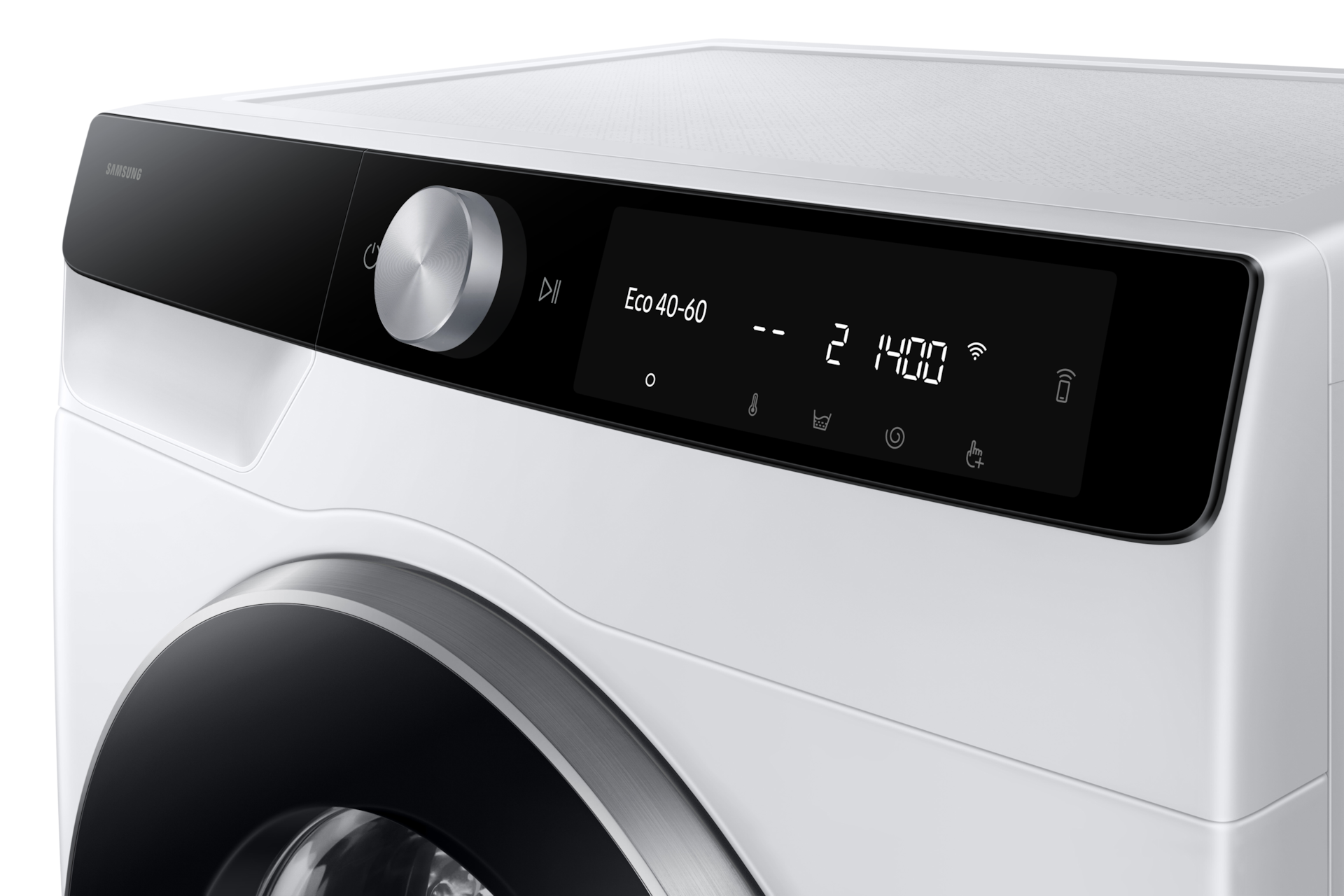 Weiße Samsung Waschmaschine. Schwarzes Display mit Einstellungen. Chromwahl und Akzente. Power- und Wi-Fi-Symbole sichtbar.